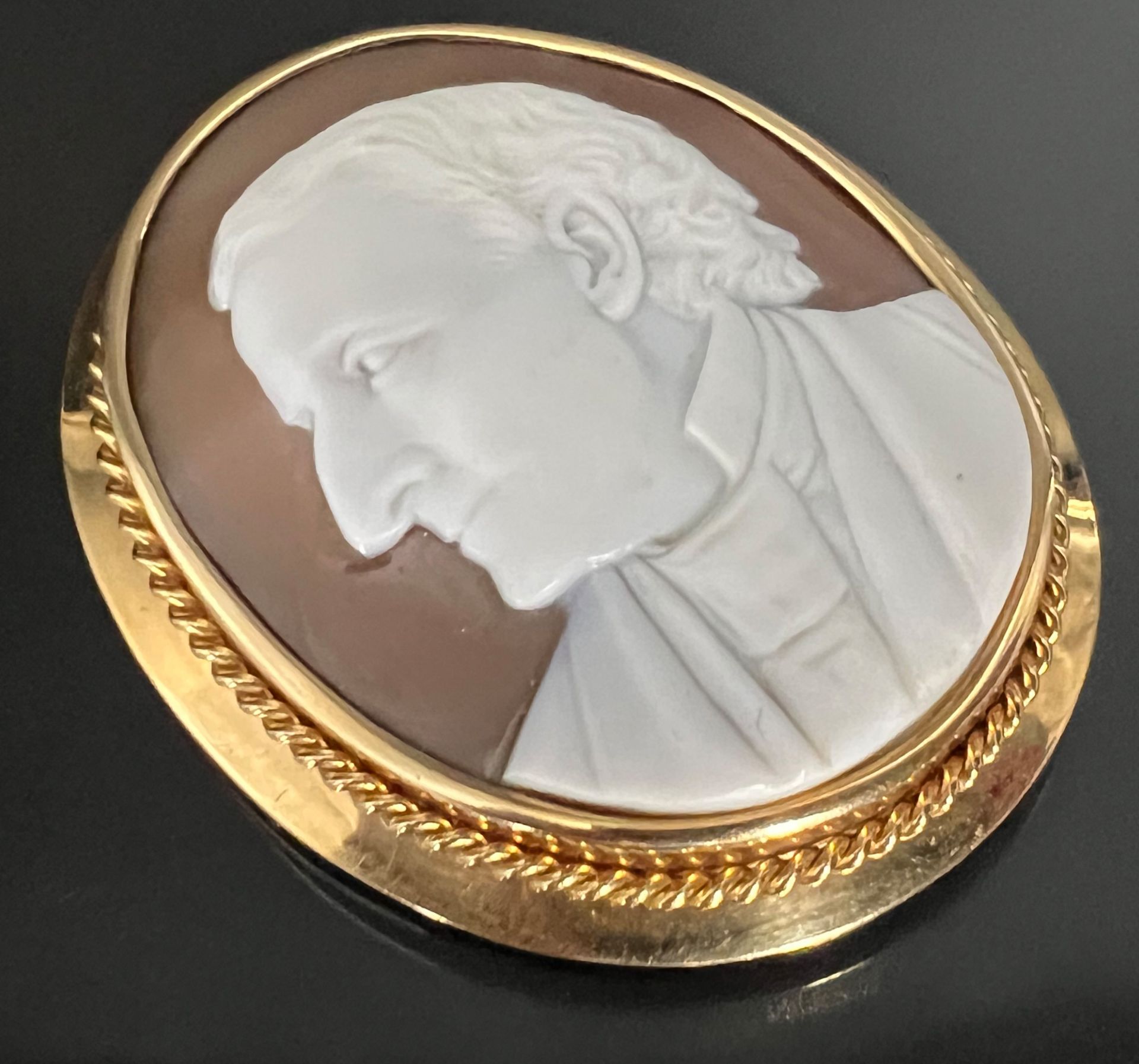 Kamee-Brosche mit Porträt von Goethe. Fassung 750 Gelbgold. - Bild 2 aus 4