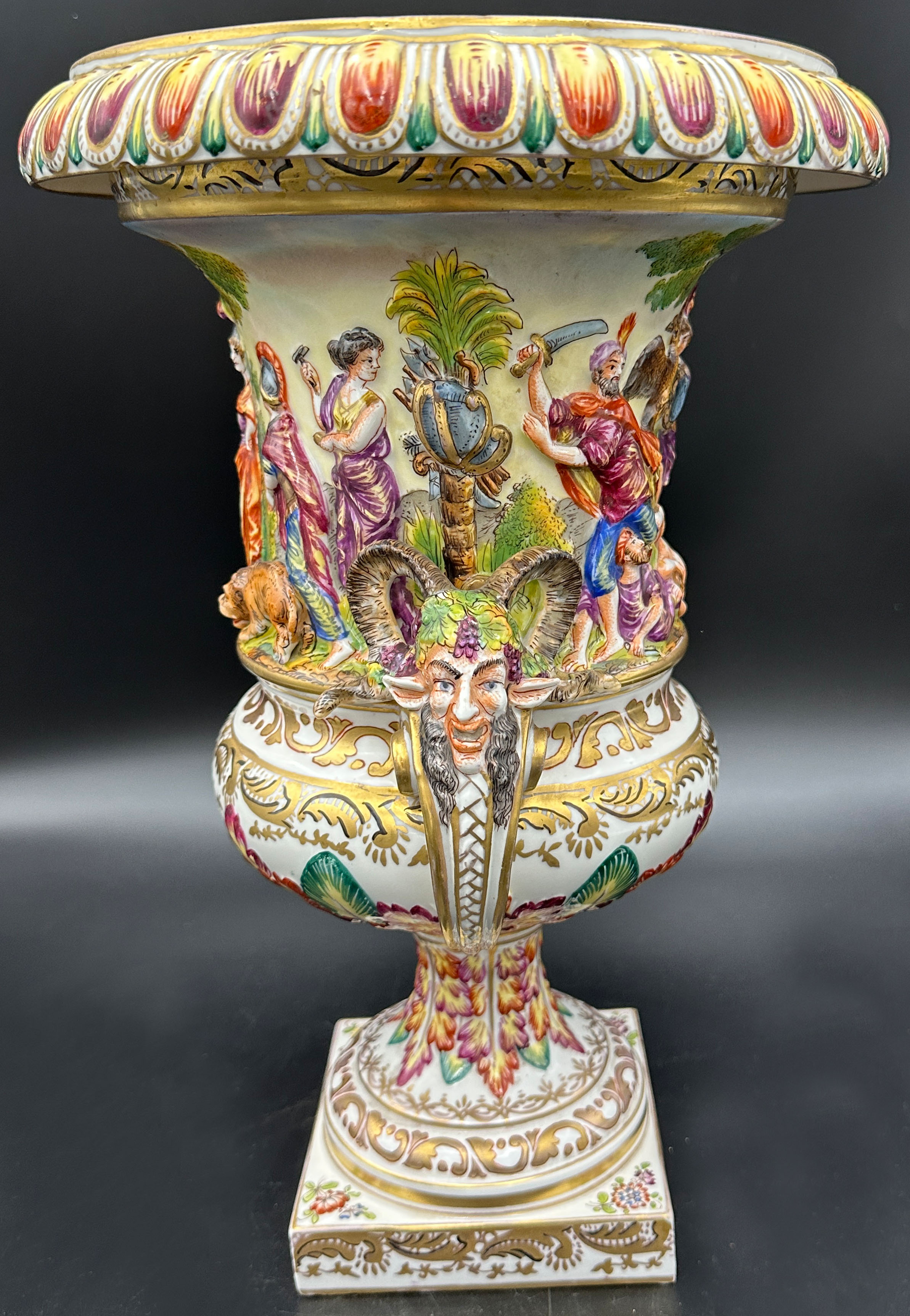 CAPODIMONTE. Magnificent vase. "Hercules against the Persians". - Image 11 of 16
