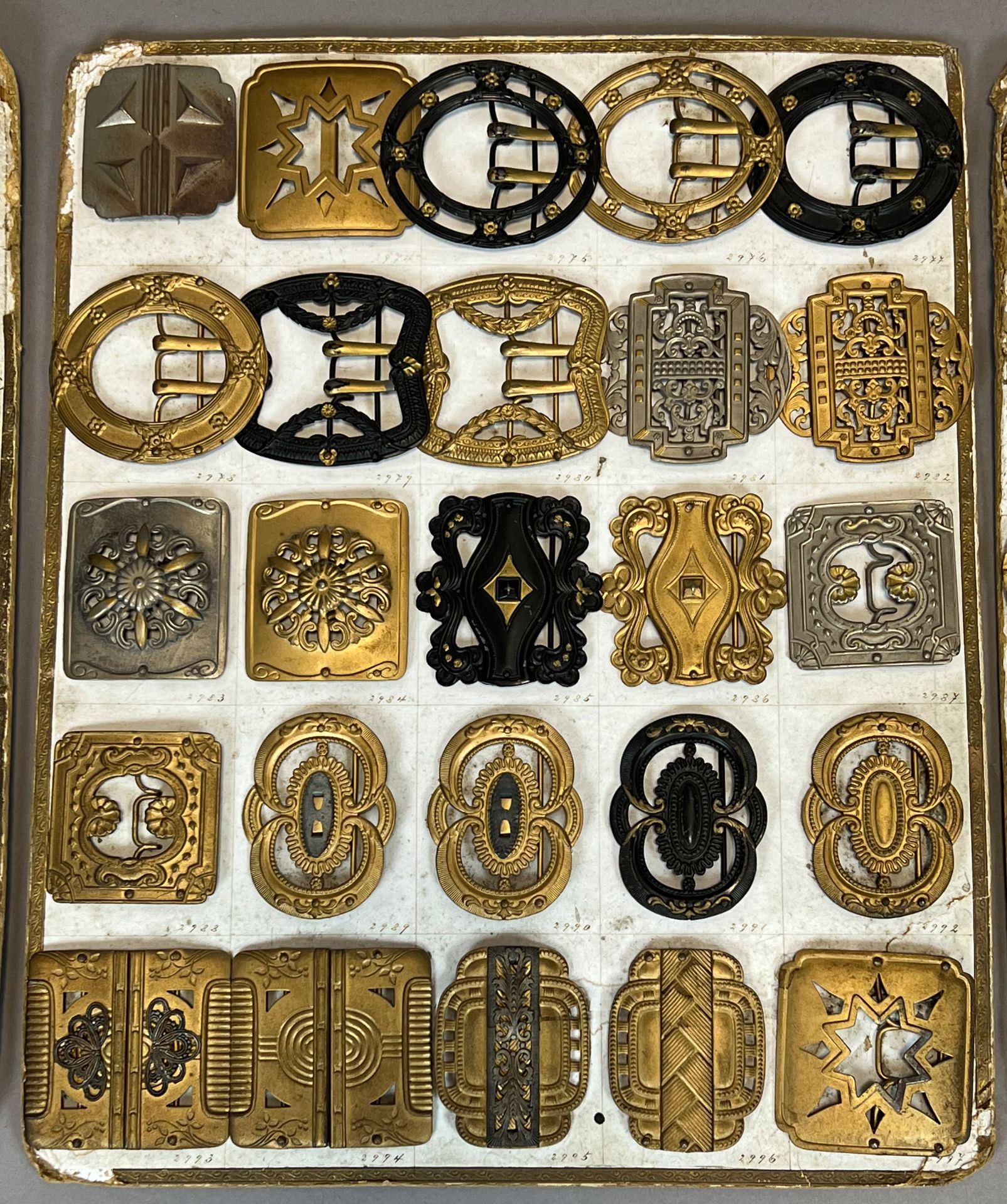 Set of 90 buttons and 91 belt buckles. 19th / early 20th century. - Image 4 of 19