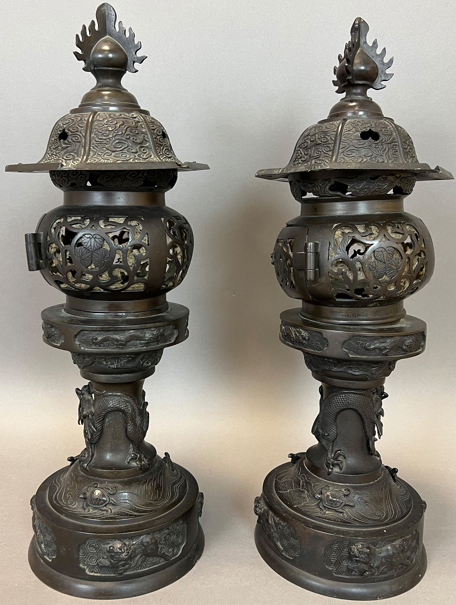 Pair of large bronze lanterns. Japan. Edo period. 19th century. - Image 5 of 11