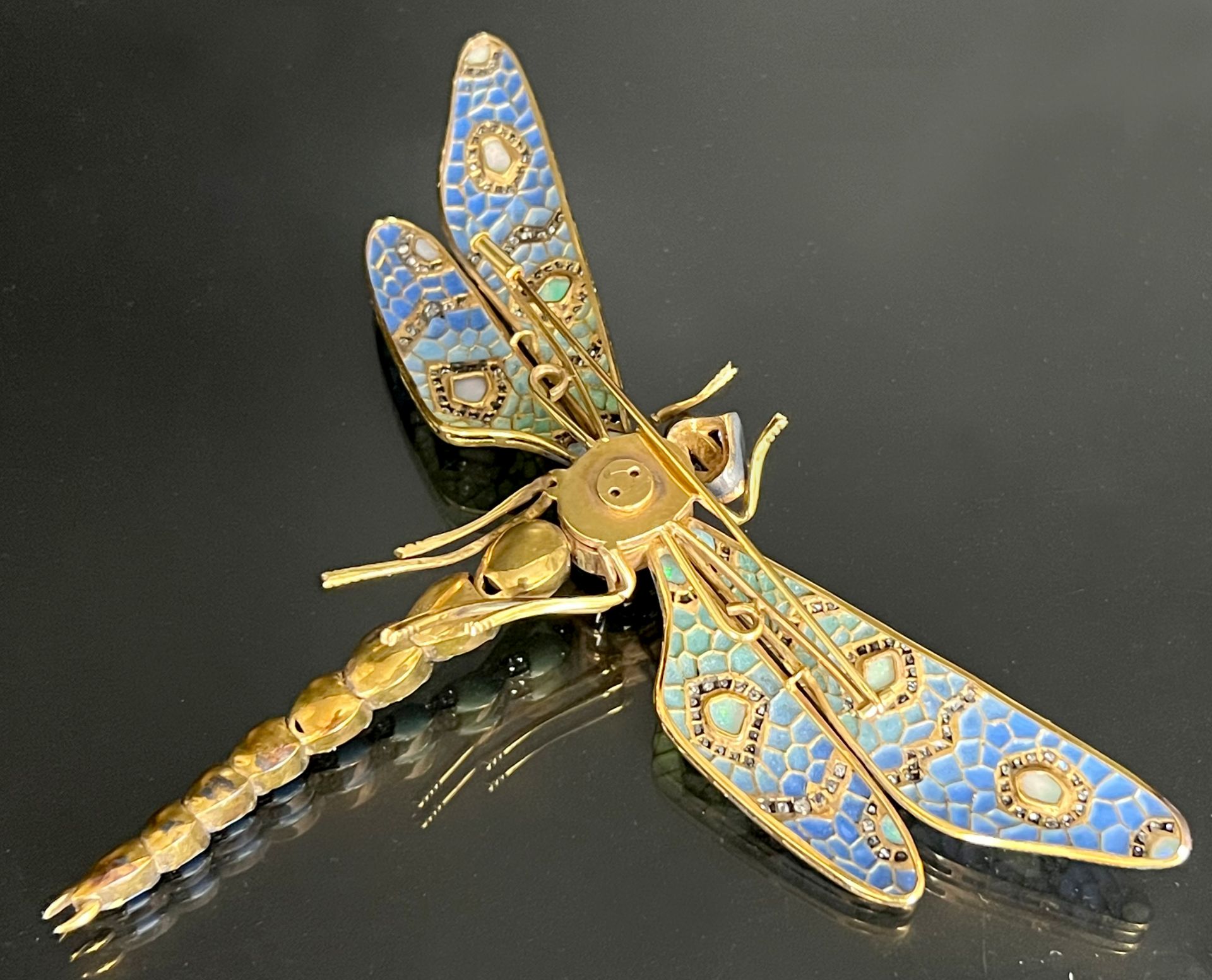 Brosche als Libelle. Meisterstück in 750 Gelbgold mit üppigem Edelsteinbesatz. - Bild 14 aus 19