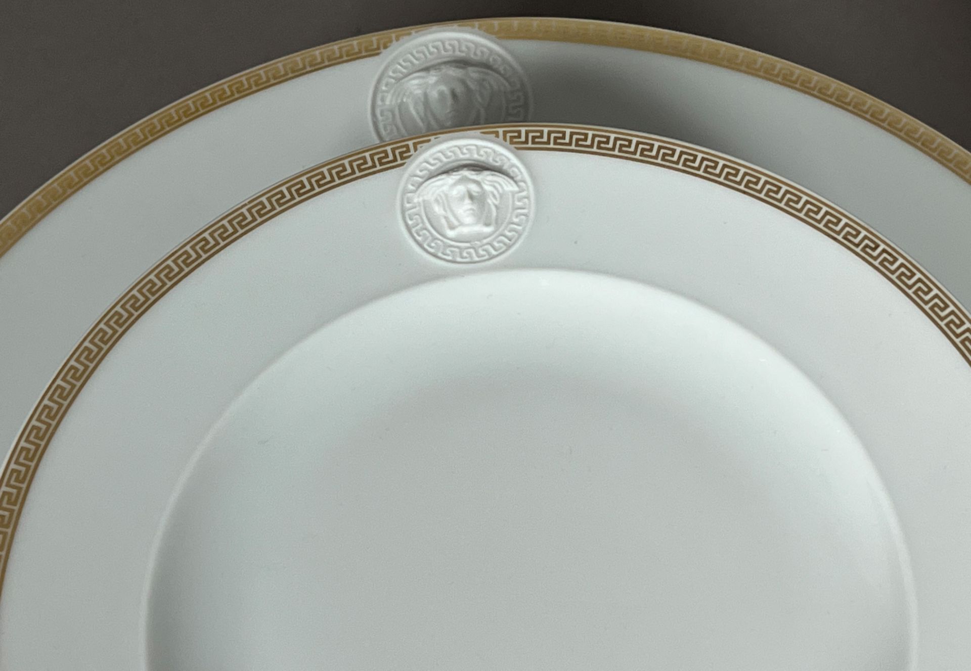 VERSACE by ROSENTHAL. 41-teiliges Speiseservice. Ikarus. "Medaillon Meandre D'Or". - Bild 5 aus 10