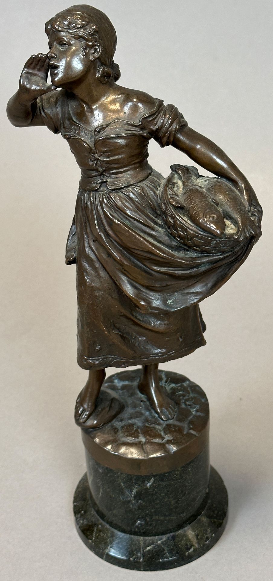 Alois MAYER (1855 - 1939). Bronze. Mädchen mit Fischkorb.