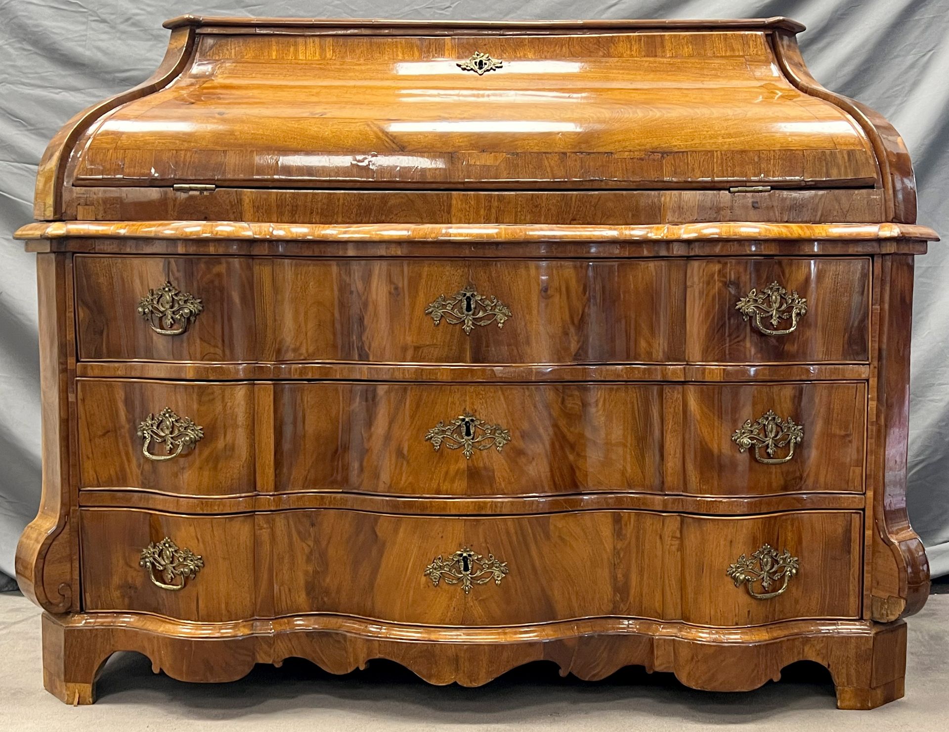 Diagonal flap secretary. Baroque. Walnut. 18th century.