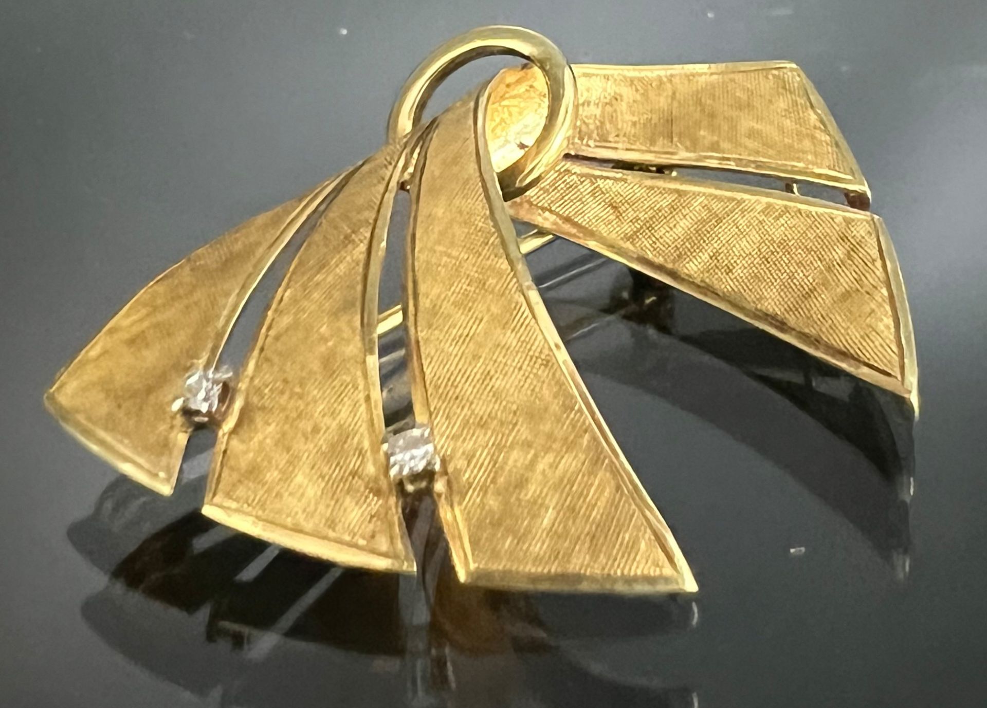 Brosche in Schleifenform 585 Gelbgold mit 2 kleinen Diamanten.