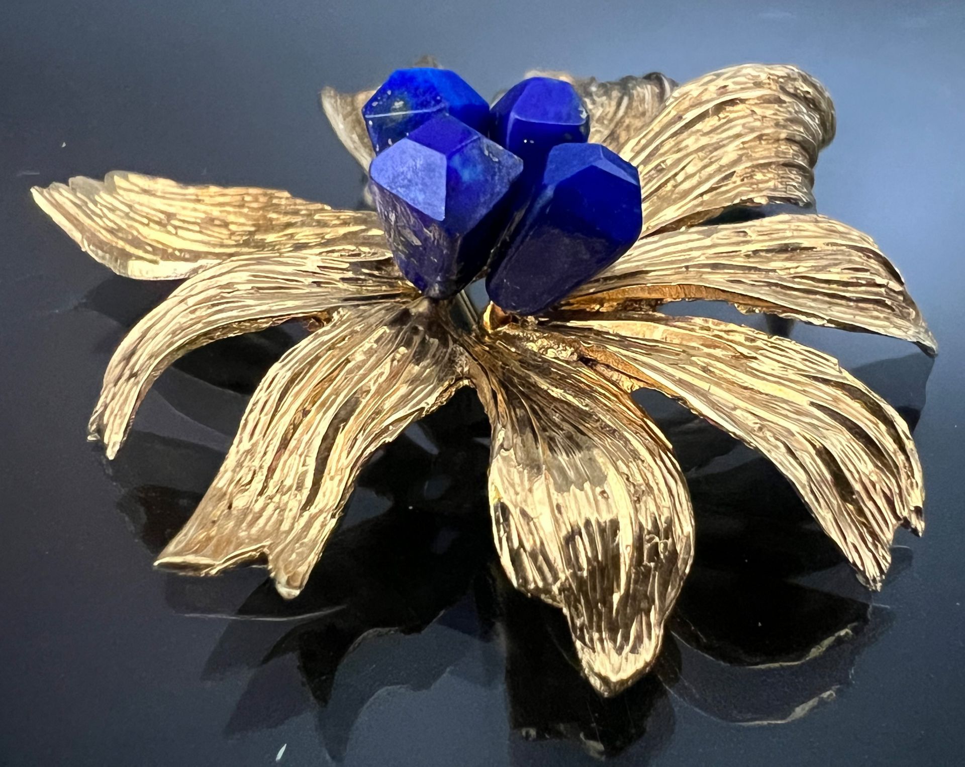 Brosche in Blumenform 585 Gelbgold mit vier Lapislazuli-Steinen.