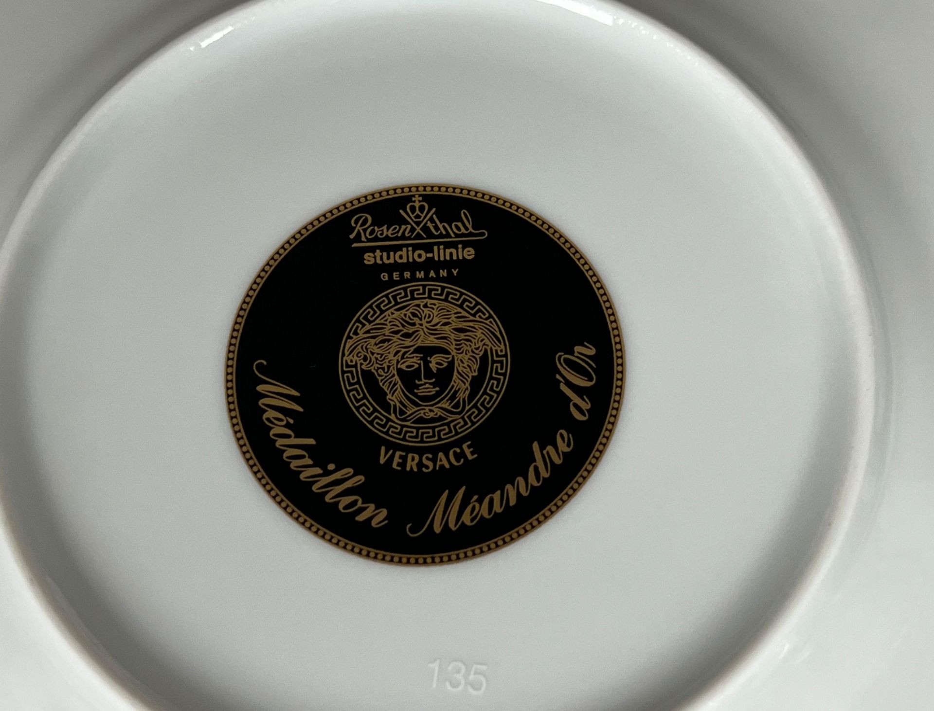 VERSACE by ROSENTHAL. 41-teiliges Speiseservice. Ikarus. "Medaillon Meandre D'Or". - Bild 9 aus 10