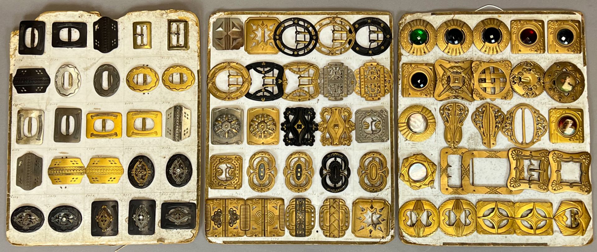 Set of 90 buttons and 91 belt buckles. 19th / early 20th century. - Image 2 of 19