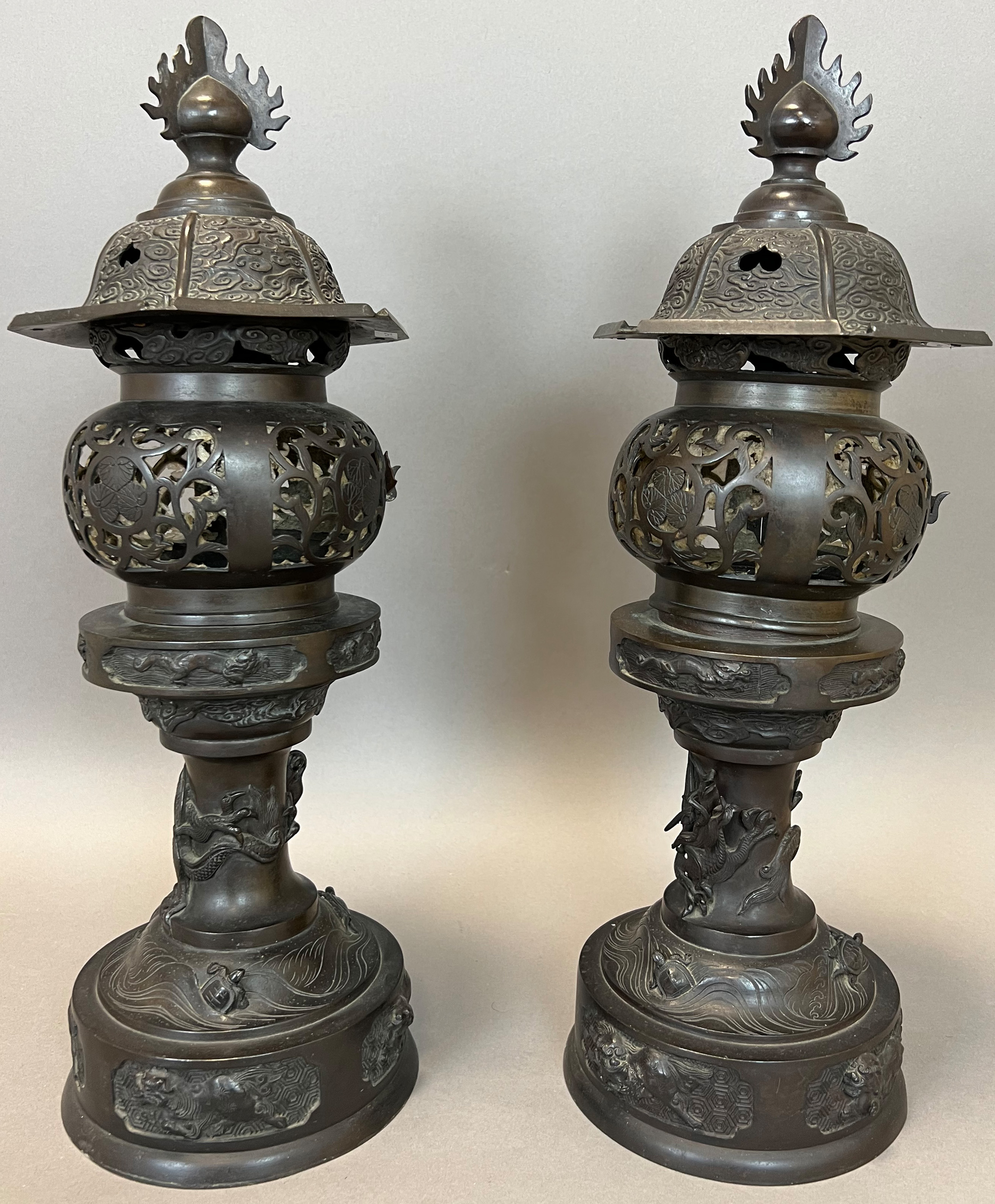 Pair of large bronze lanterns. Japan. Edo period. 19th century. - Image 4 of 11