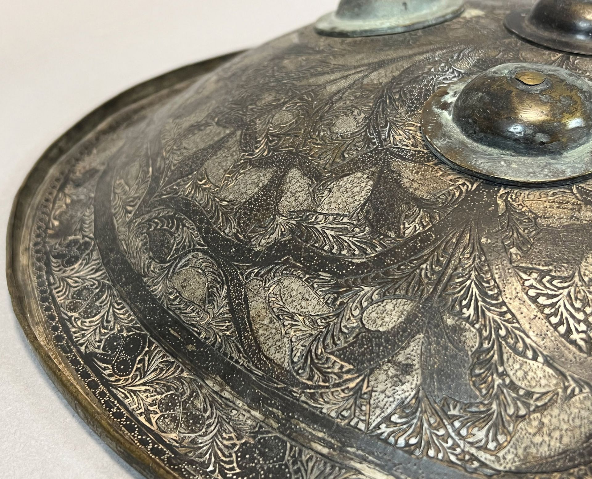 Orientalischer runder Schutzschild (Sipar) mit einem Dolch. Wohl Persien / Indien. 19. Jahrhundert. - Bild 5 aus 8
