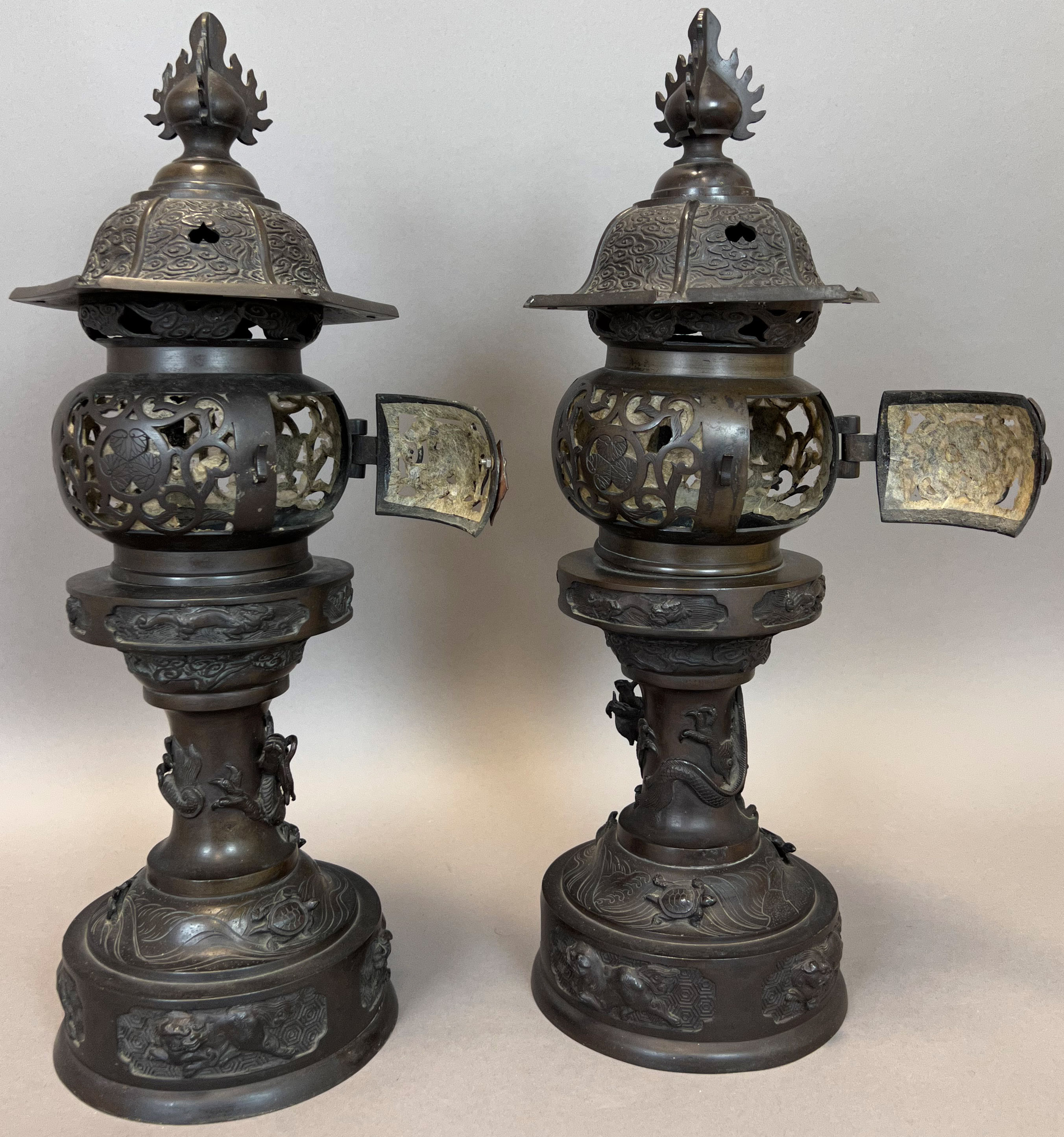 Pair of large bronze lanterns. Japan. Edo period. 19th century. - Image 3 of 11