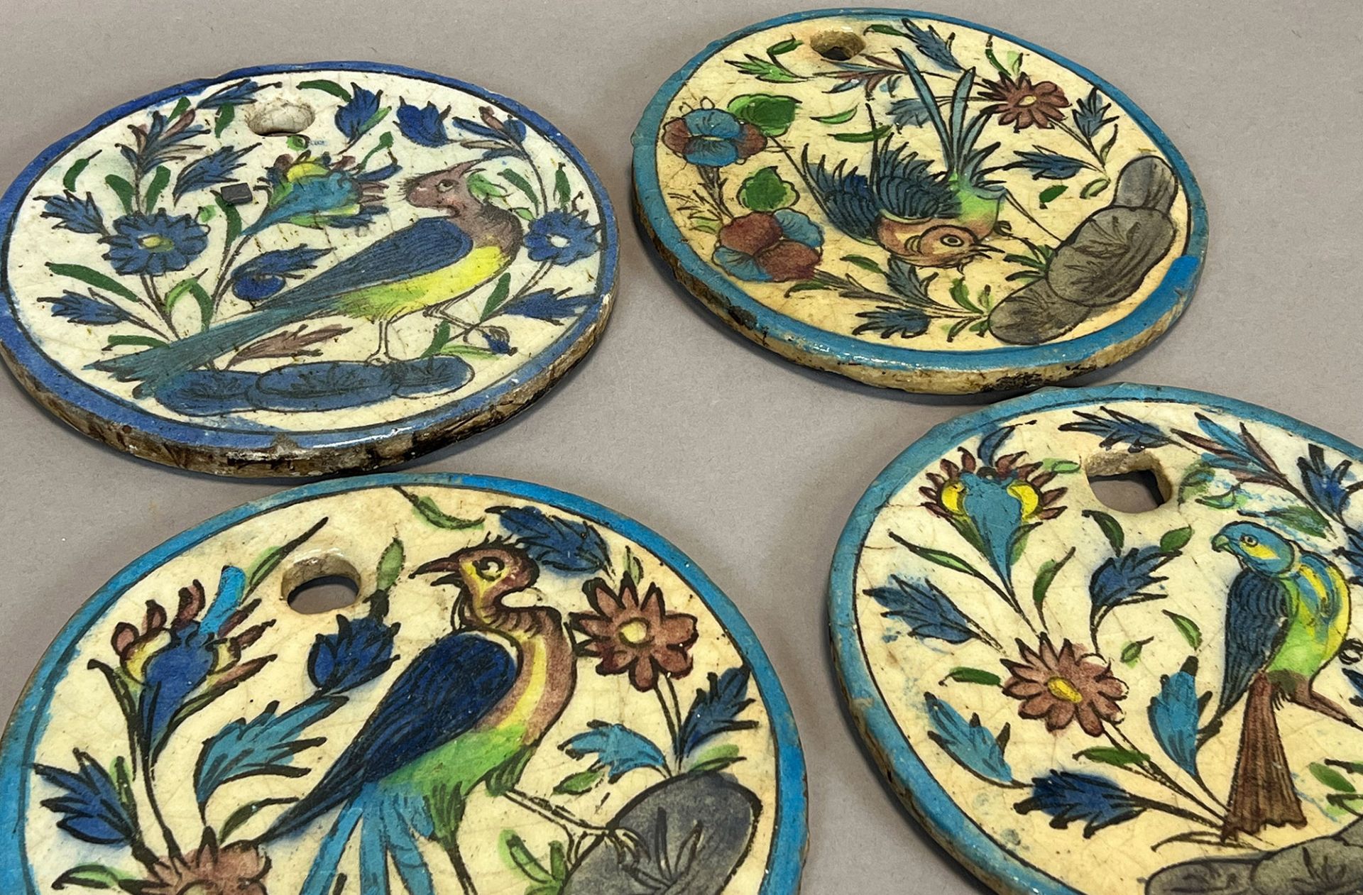 Vier antike Wandfliesen. Persien. Iznik Keramik. Vogelmotive. - Bild 2 aus 3