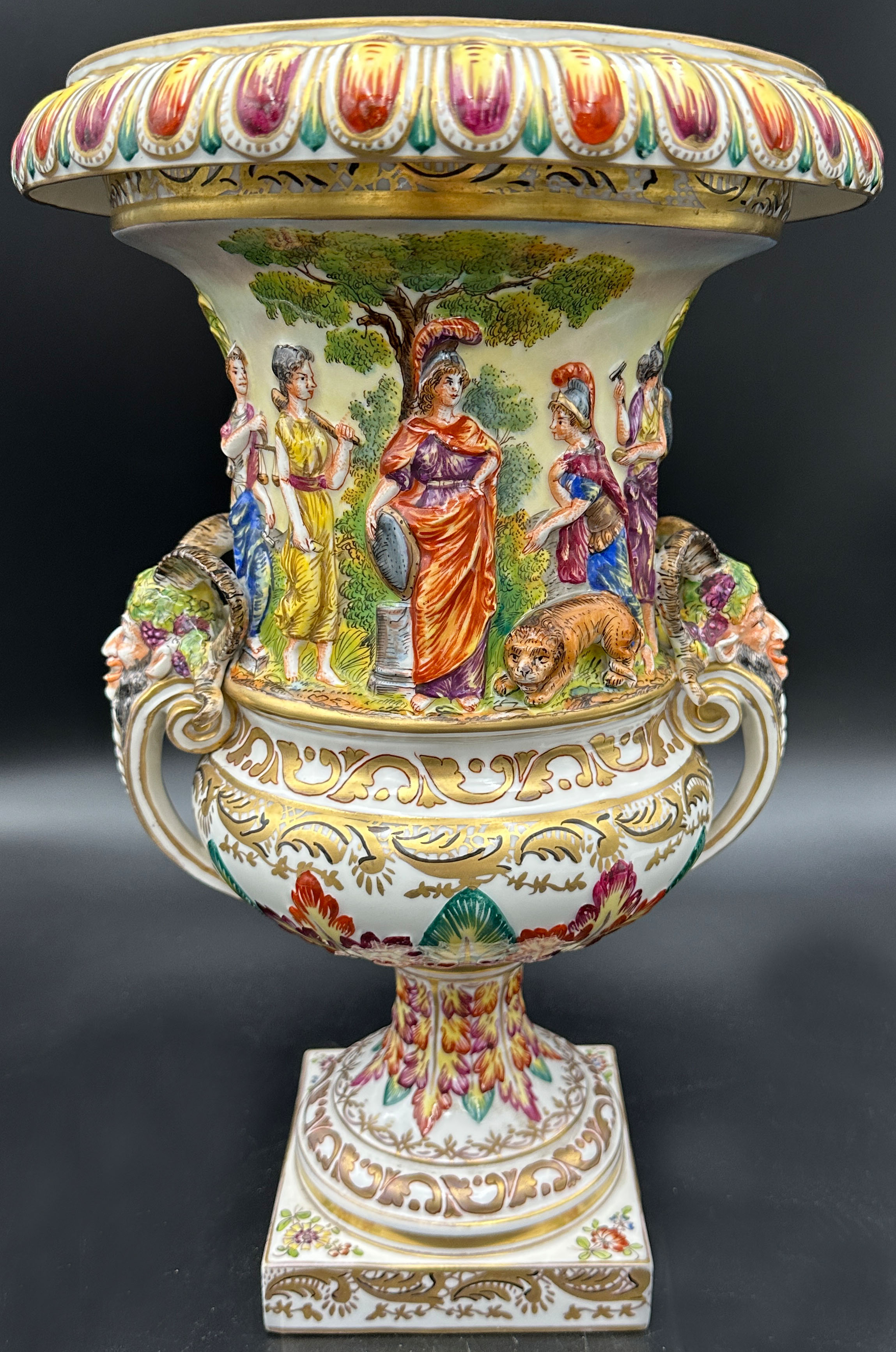 CAPODIMONTE. Magnificent vase. "Hercules against the Persians". - Image 9 of 16