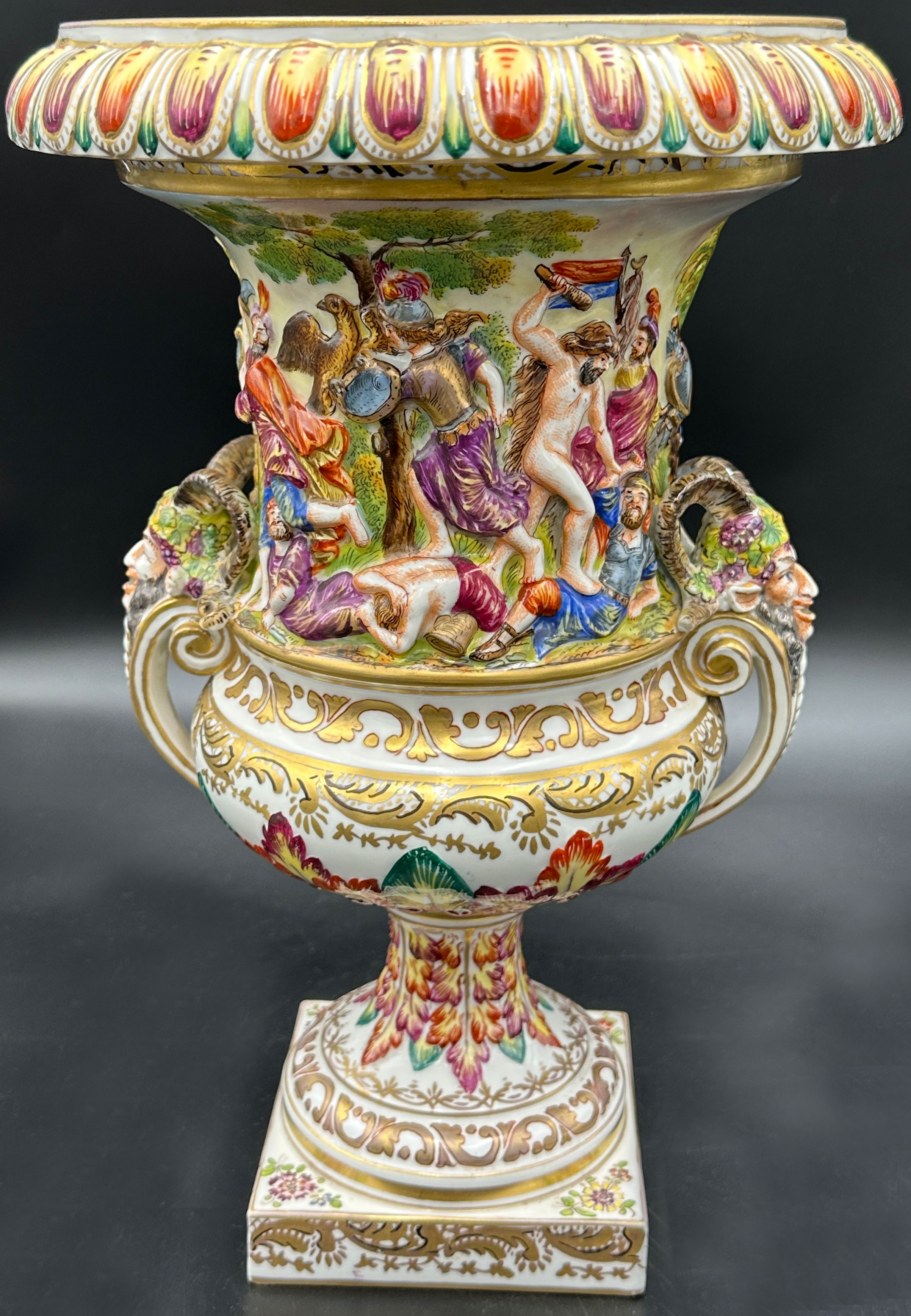 CAPODIMONTE. Magnificent vase. "Hercules against the Persians".