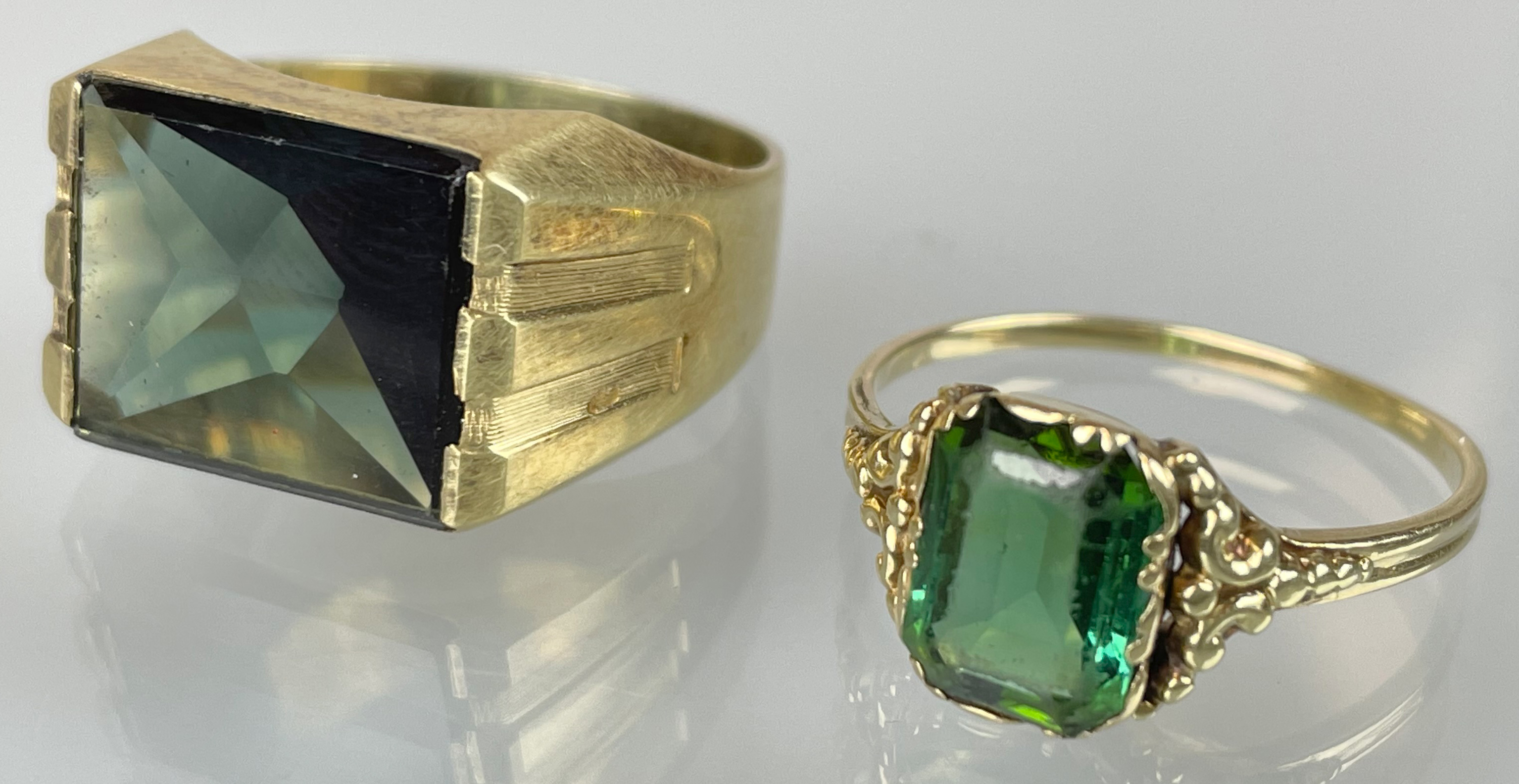 Two ladies' rings 585 yellow gold with green coloured stones. - Image 2 of 7