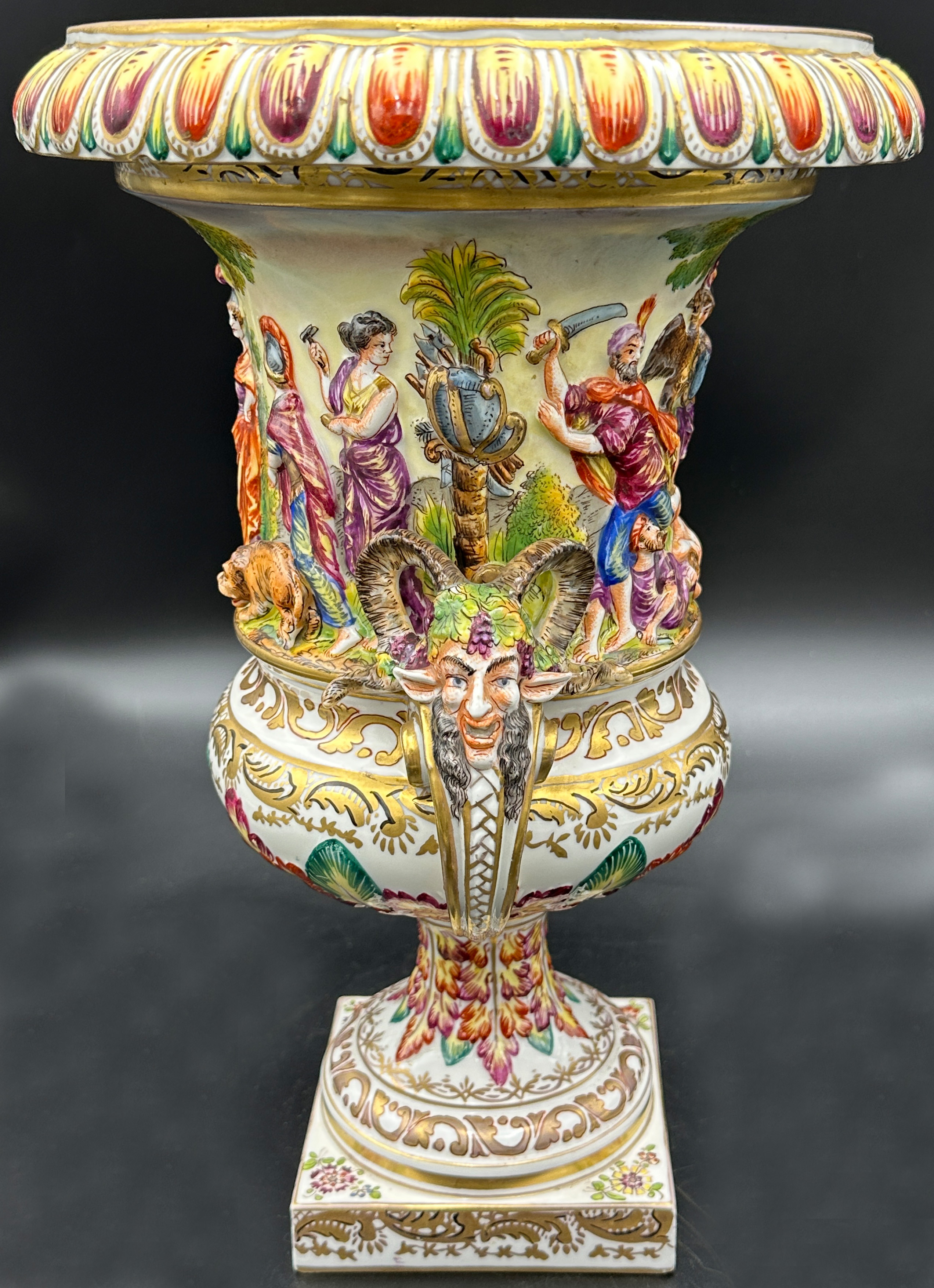 CAPODIMONTE. Magnificent vase. "Hercules against the Persians". - Image 2 of 16