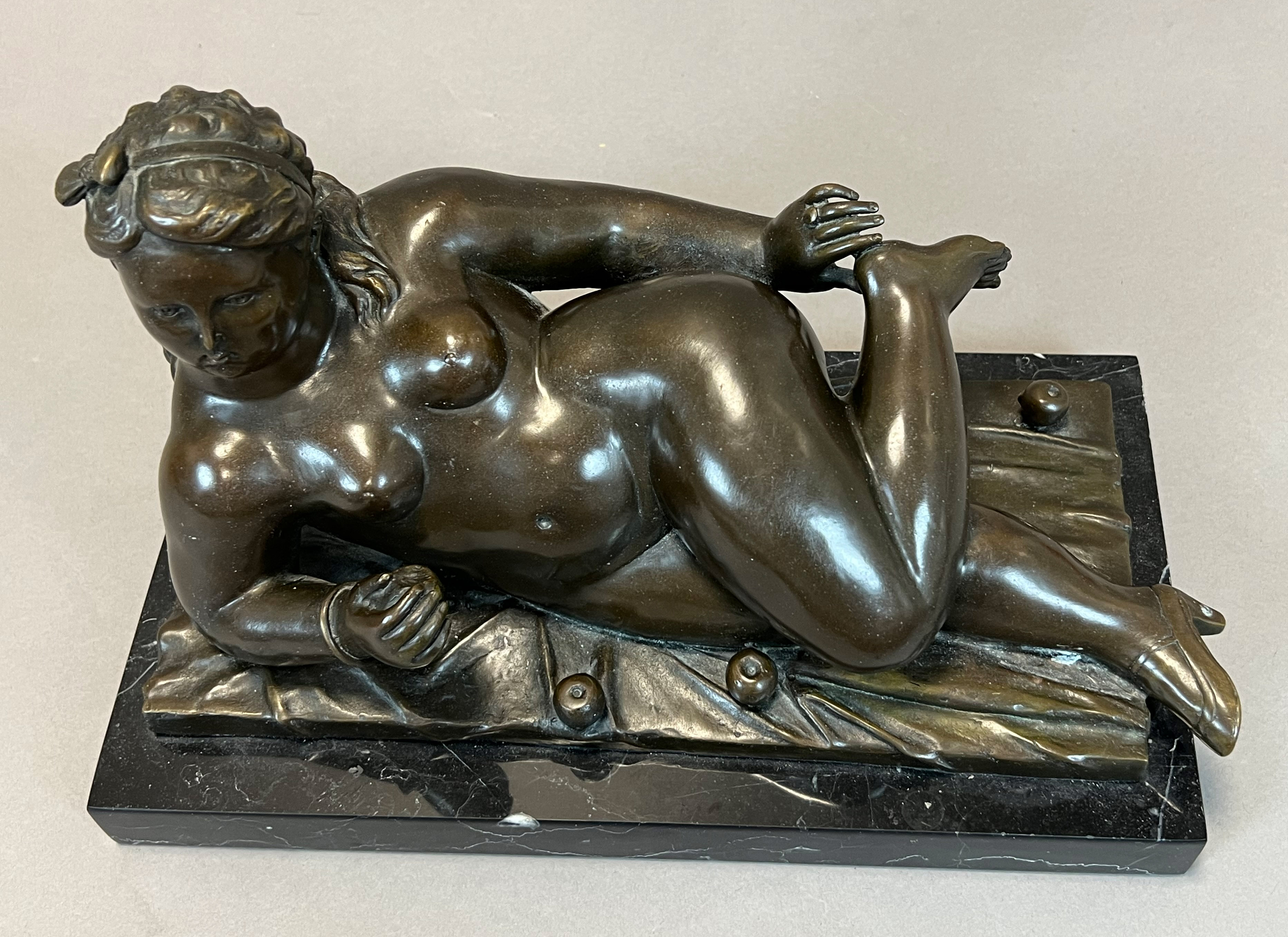 Nach Fernando BOTERO (1932). Reclining Woman. Bronze. - Image 4 of 4