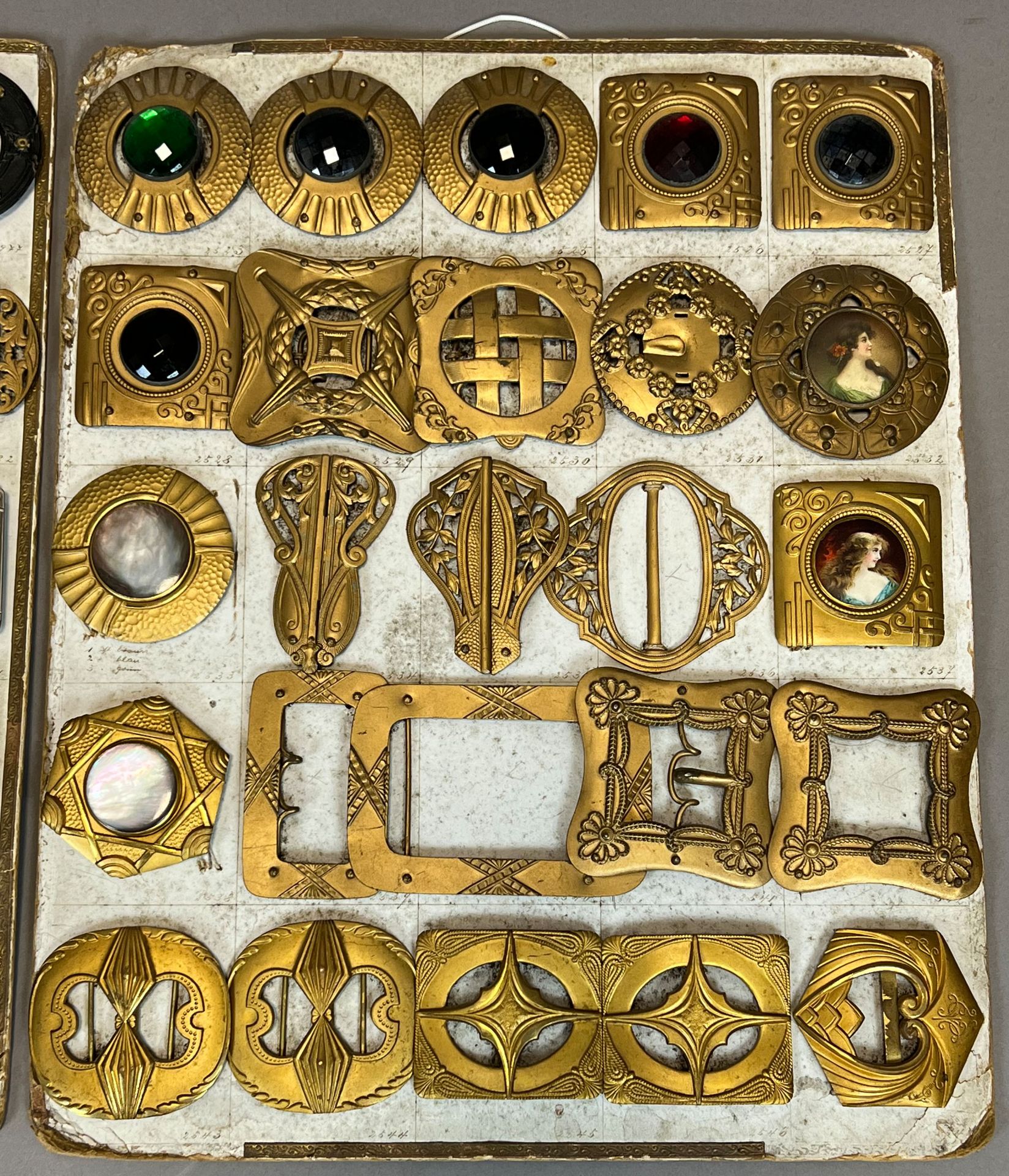 Set of 90 buttons and 91 belt buckles. 19th / early 20th century. - Image 5 of 19