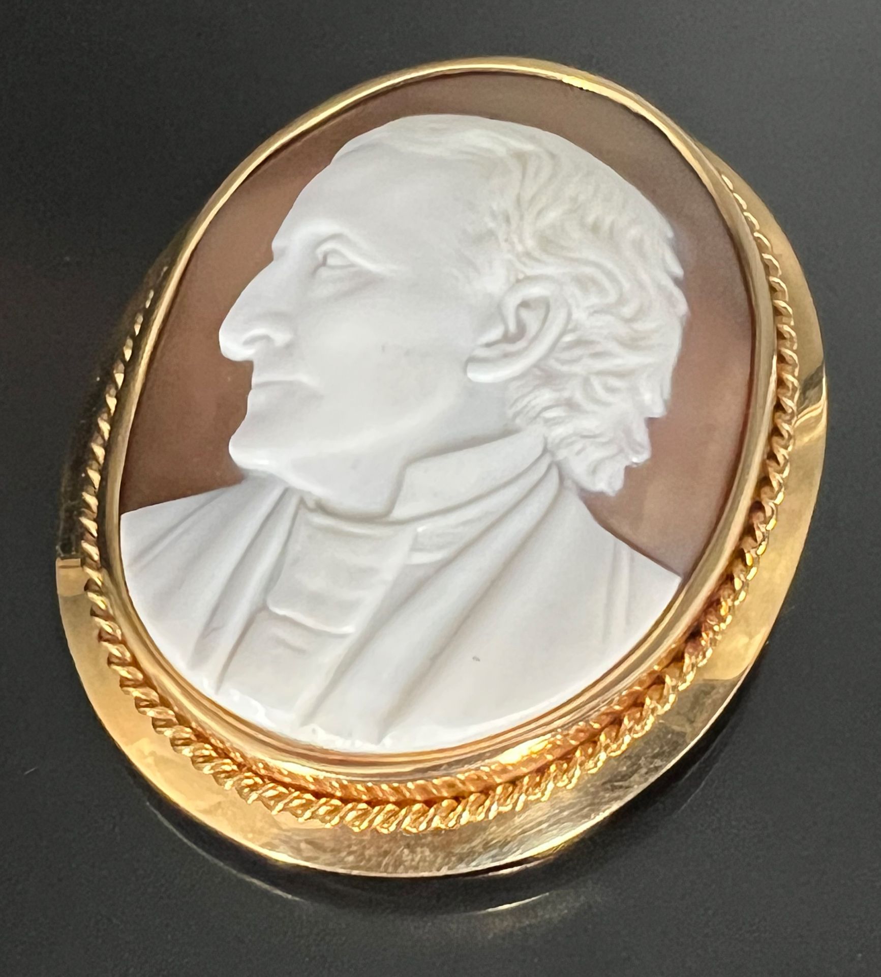 Kamee-Brosche mit Porträt von Goethe. Fassung 750 Gelbgold.