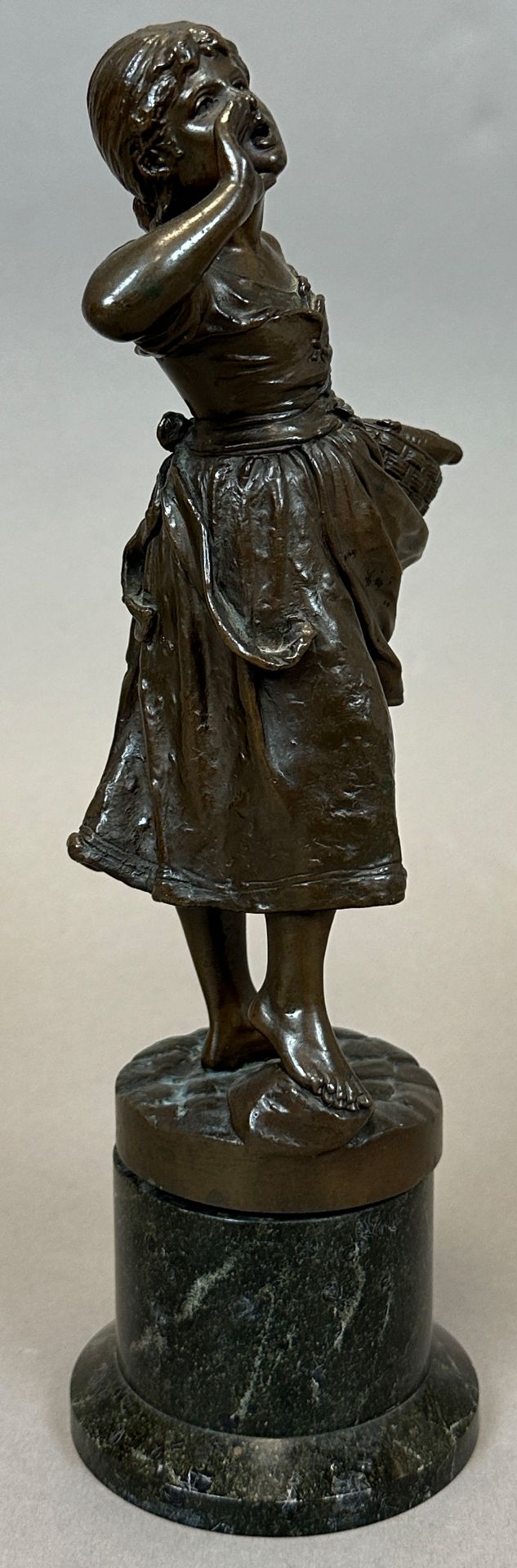 Alois MAYER (1855 - 1939). Bronze. Mädchen mit Fischkorb. - Bild 3 aus 12