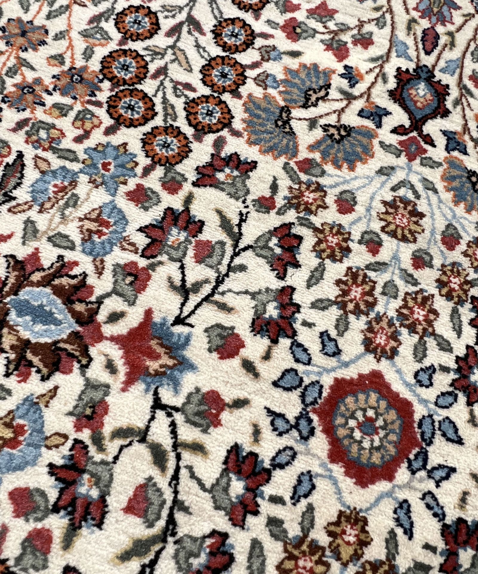 Hereke oriental carpet. Signed. Beige ground pile. Interspersed design. - Image 6 of 10