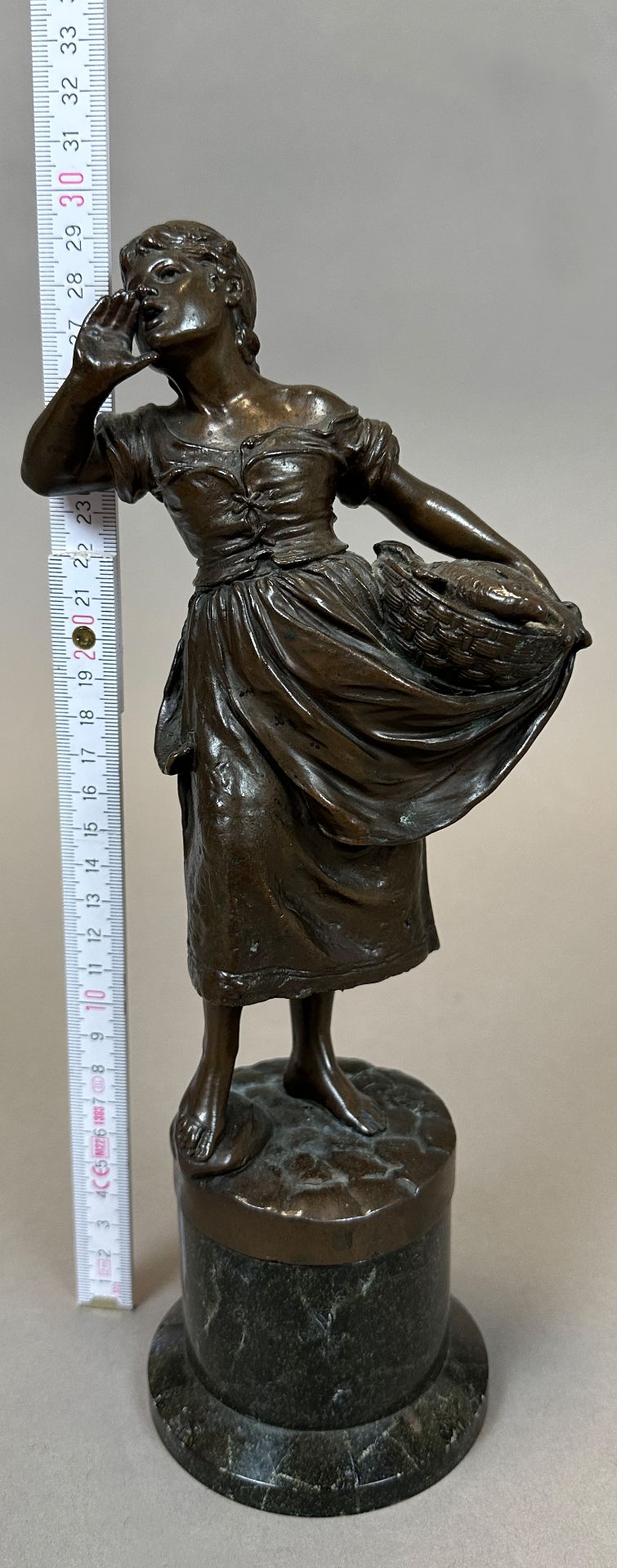 Alois MAYER (1855 - 1939). Bronze. Mädchen mit Fischkorb. - Bild 12 aus 12