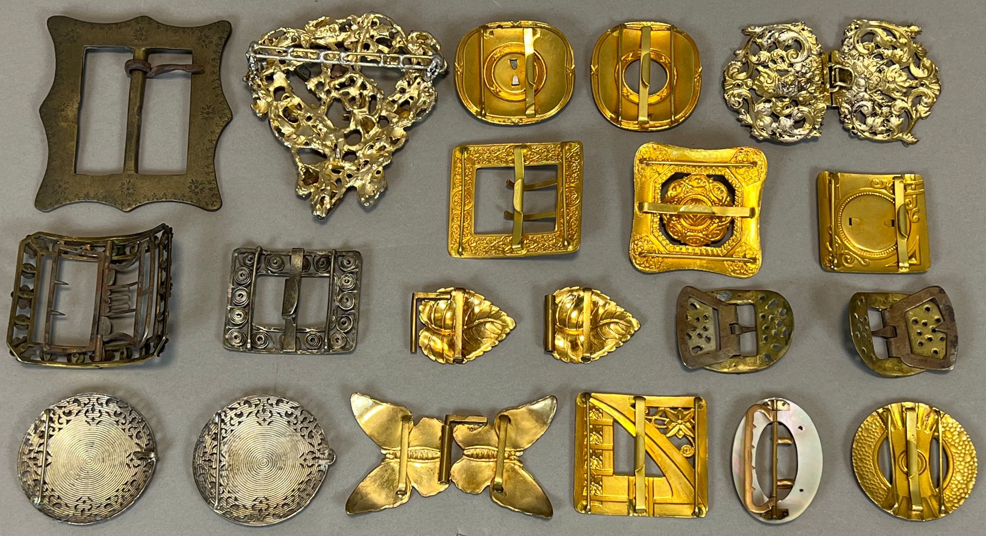 Set of 90 buttons and 91 belt buckles. 19th / early 20th century. - Image 19 of 19