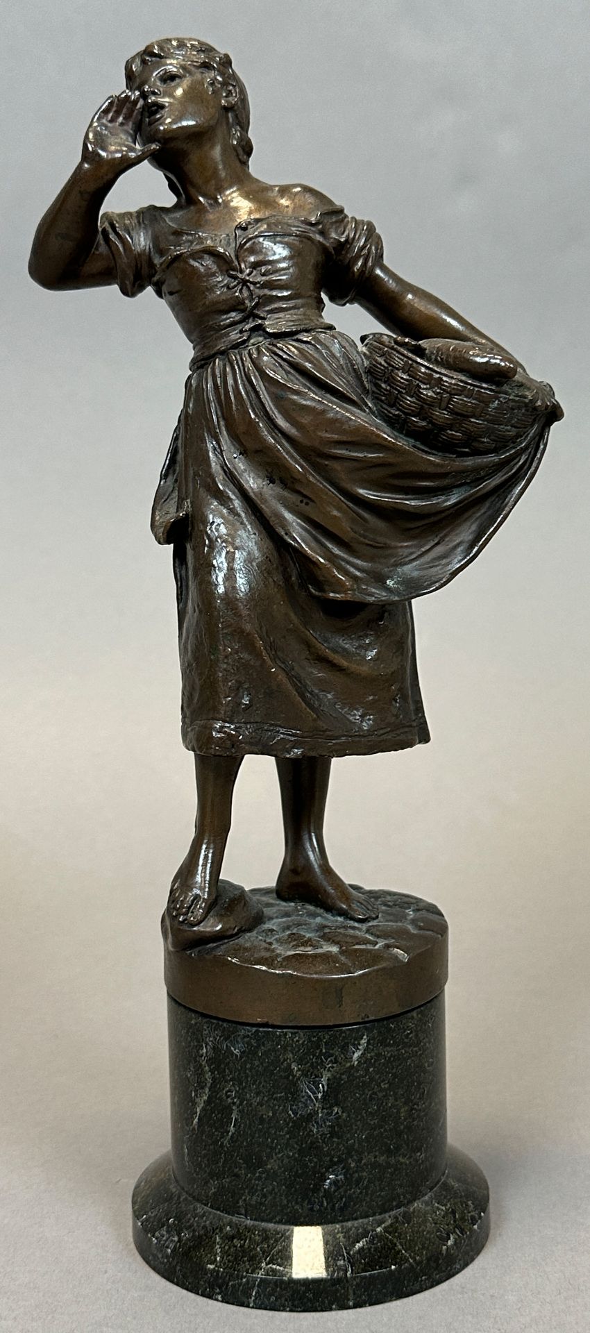 Alois MAYER (1855 - 1939). Bronze. Mädchen mit Fischkorb. - Bild 2 aus 12