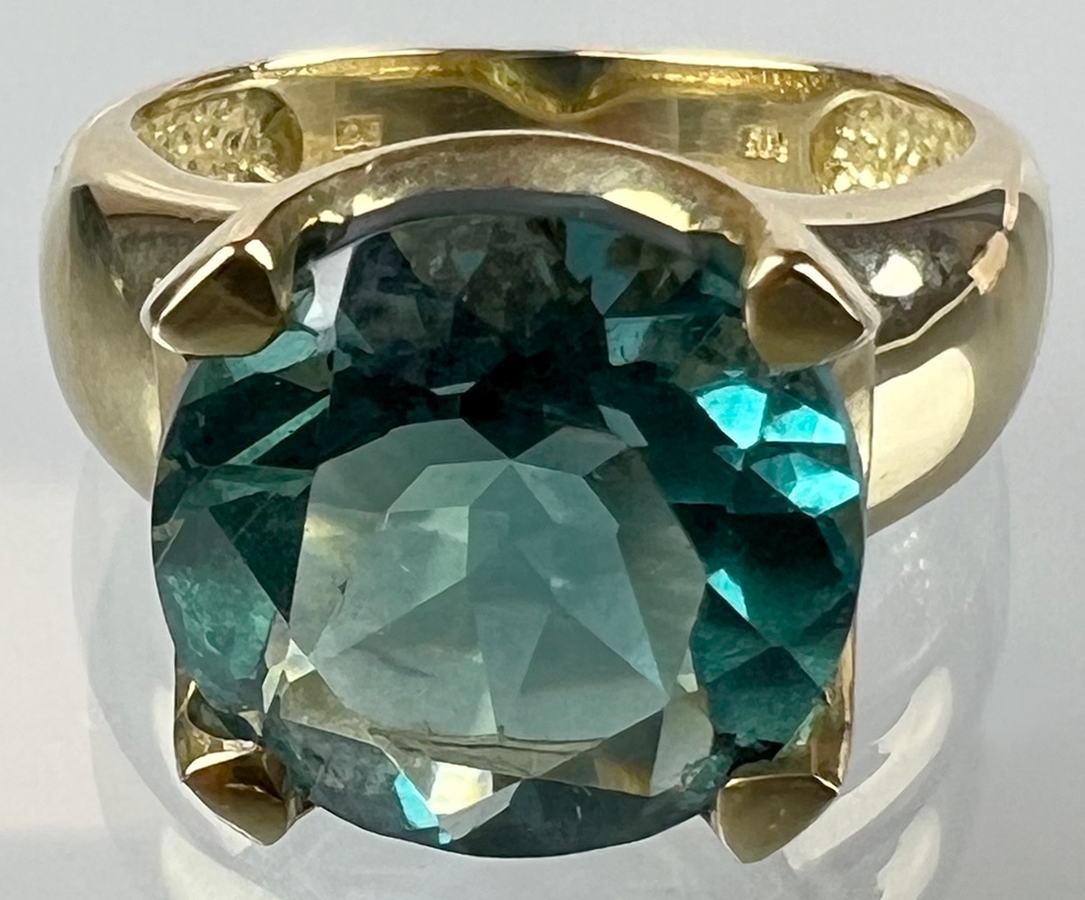 Ladies ring 585 yellow gold with a green coloured stone. Probably fluorite.