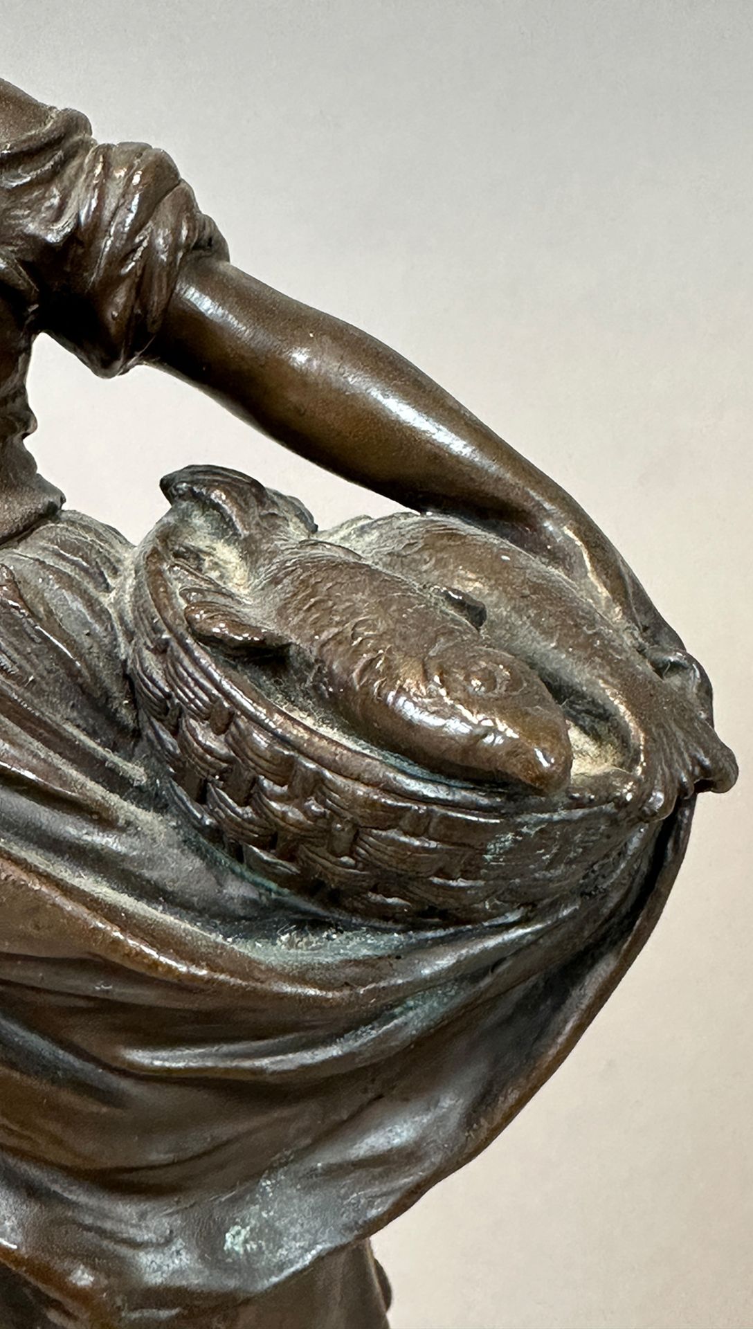 Alois MAYER (1855 - 1939). Bronze. Mädchen mit Fischkorb. - Bild 10 aus 12