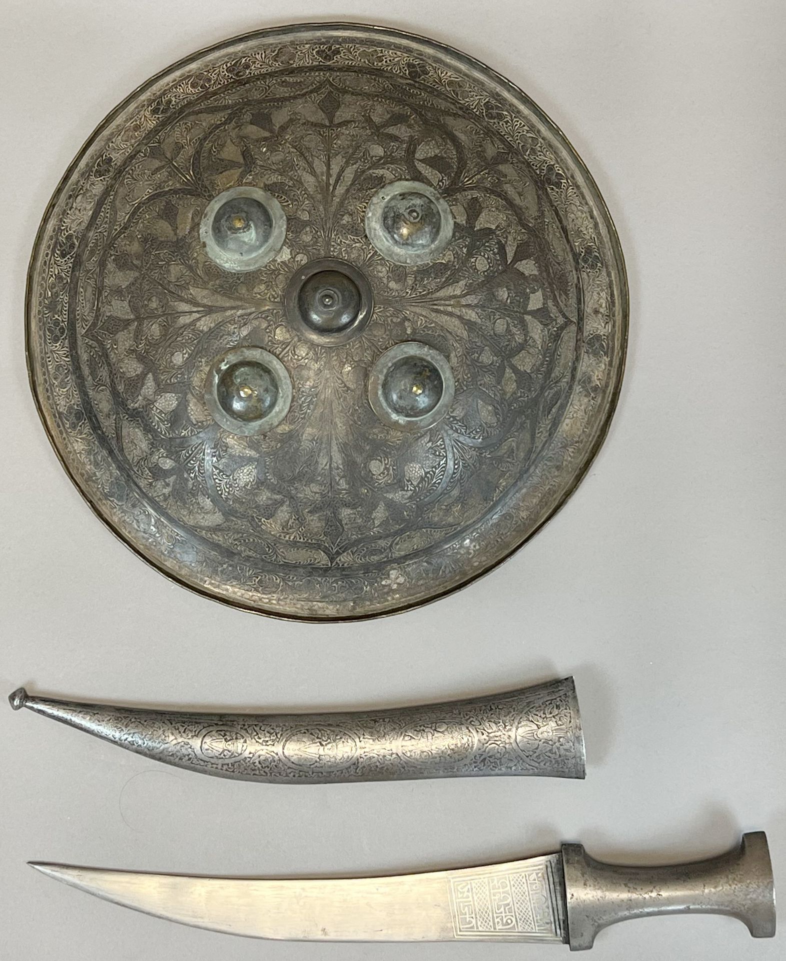 Orientalischer runder Schutzschild (Sipar) mit einem Dolch. Wohl Persien / Indien. 19. Jahrhundert. - Bild 2 aus 8