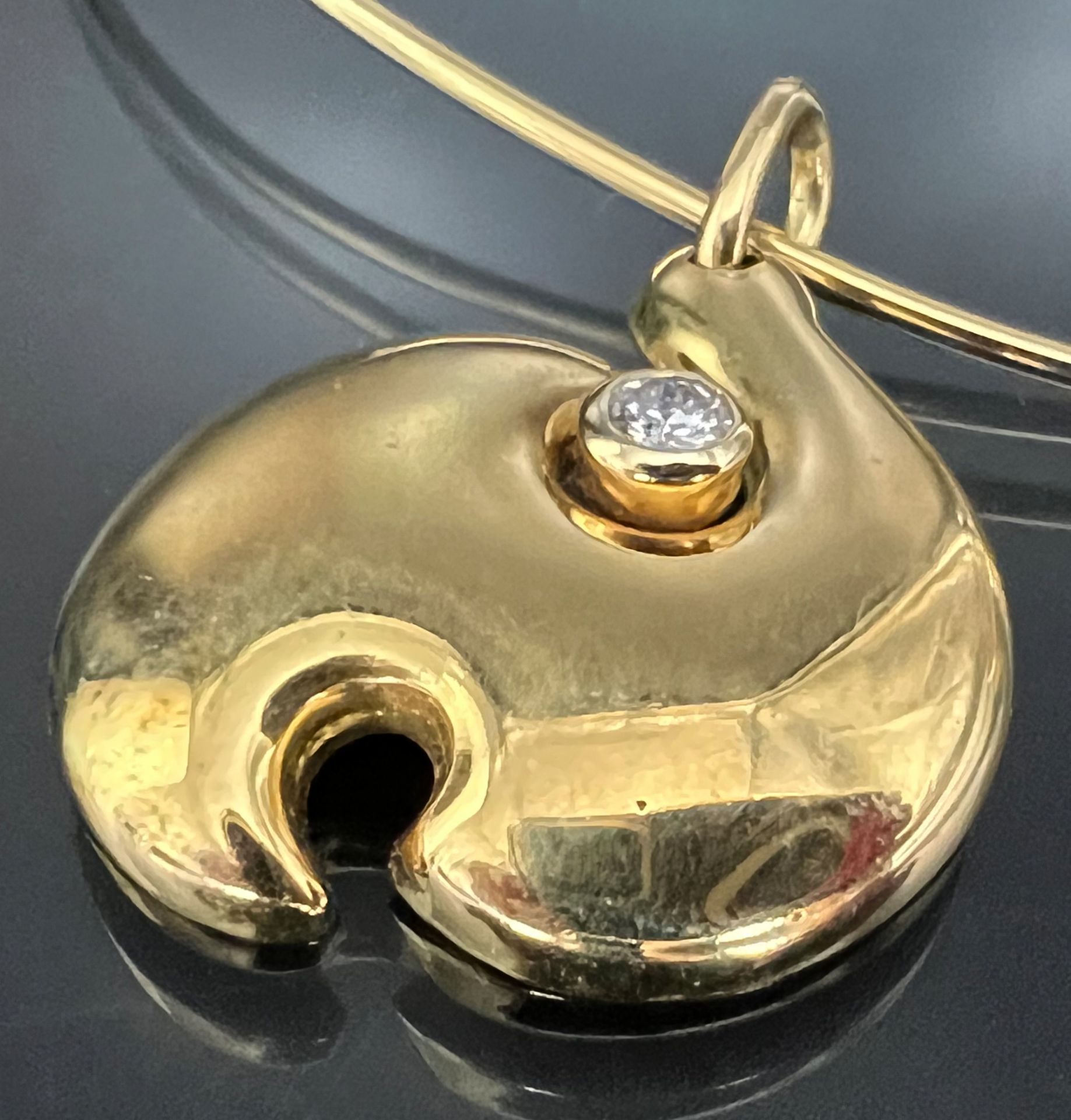 Necklace with a pendant made of gold of different alloys. Diamond of circa 0.15 ct. - Image 2 of 6