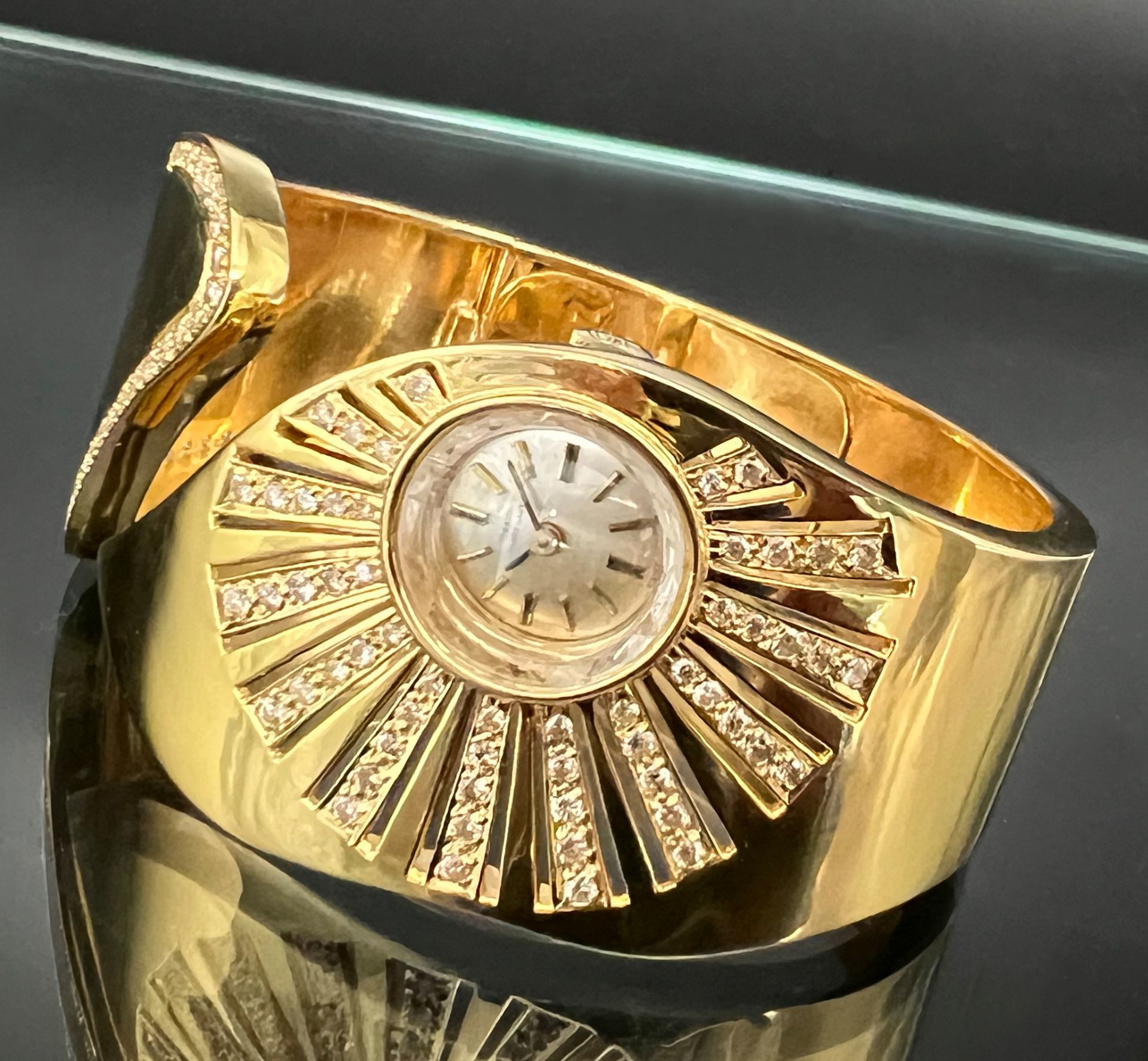 Damenarmbanduhr GIRARD-PERREGAUX. 750 Gelbgold mit Diamantbesatz.