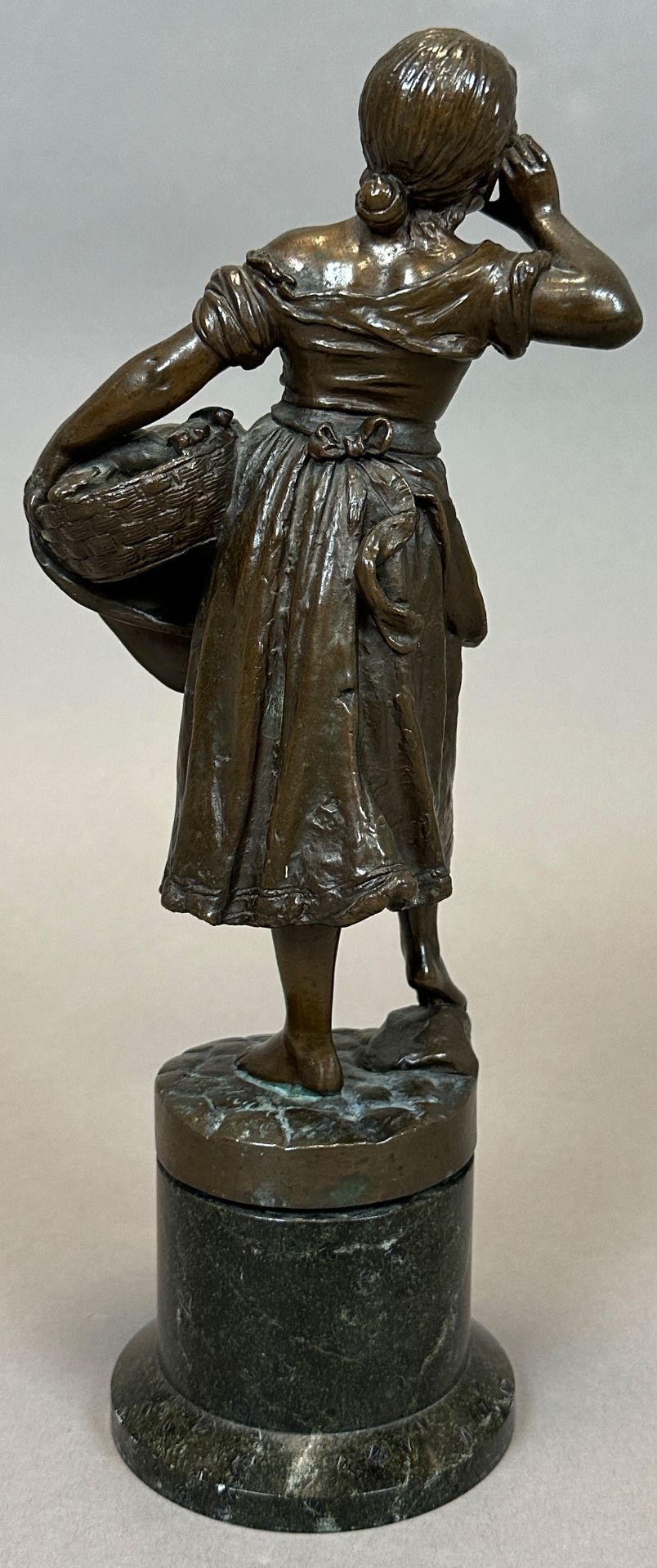 Alois MAYER (1855 - 1939). Bronze. Mädchen mit Fischkorb. - Bild 4 aus 12