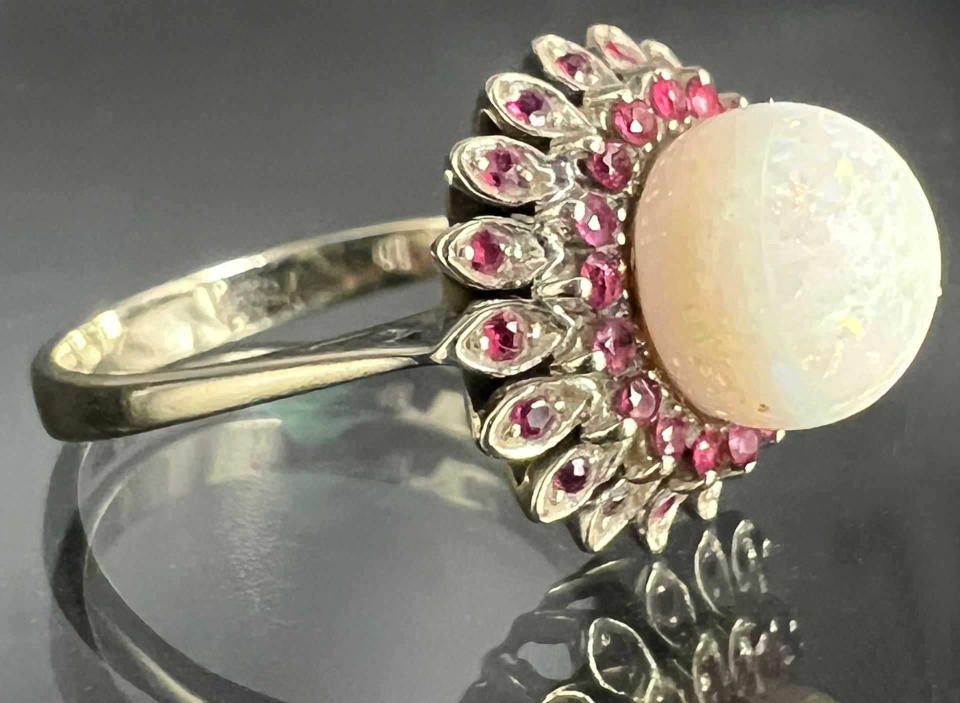 Ladies' ring 750 white gold with an opal ball and 36 small red coloured stones. - Image 3 of 5