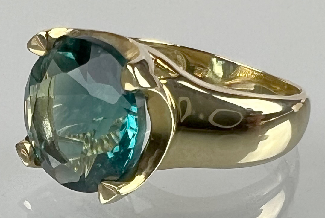 Ladies ring 585 yellow gold with a green coloured stone. Probably fluorite. - Image 2 of 8