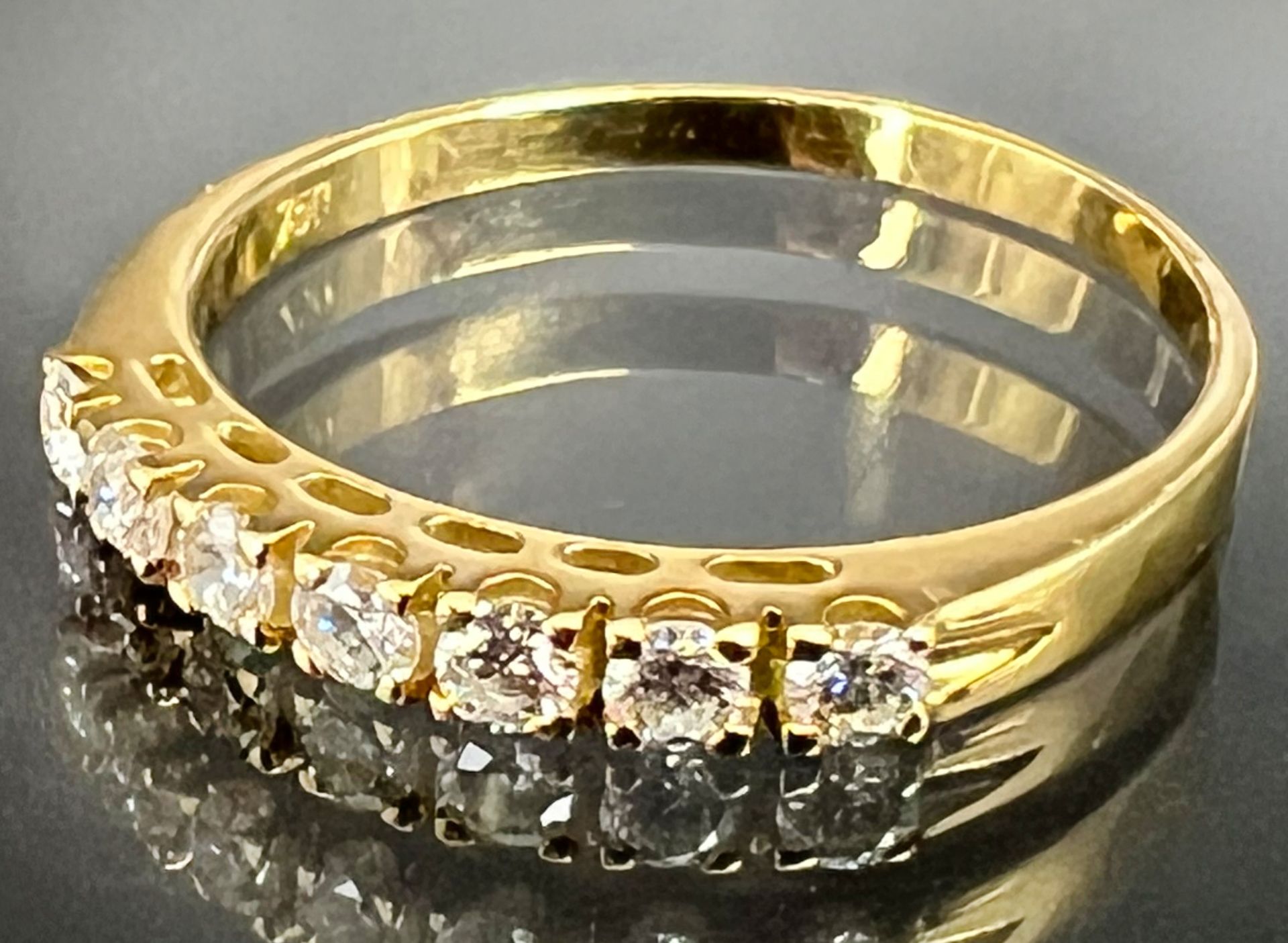 Damenring 750 Gelbgold mit sieben kleinen Diamanten.