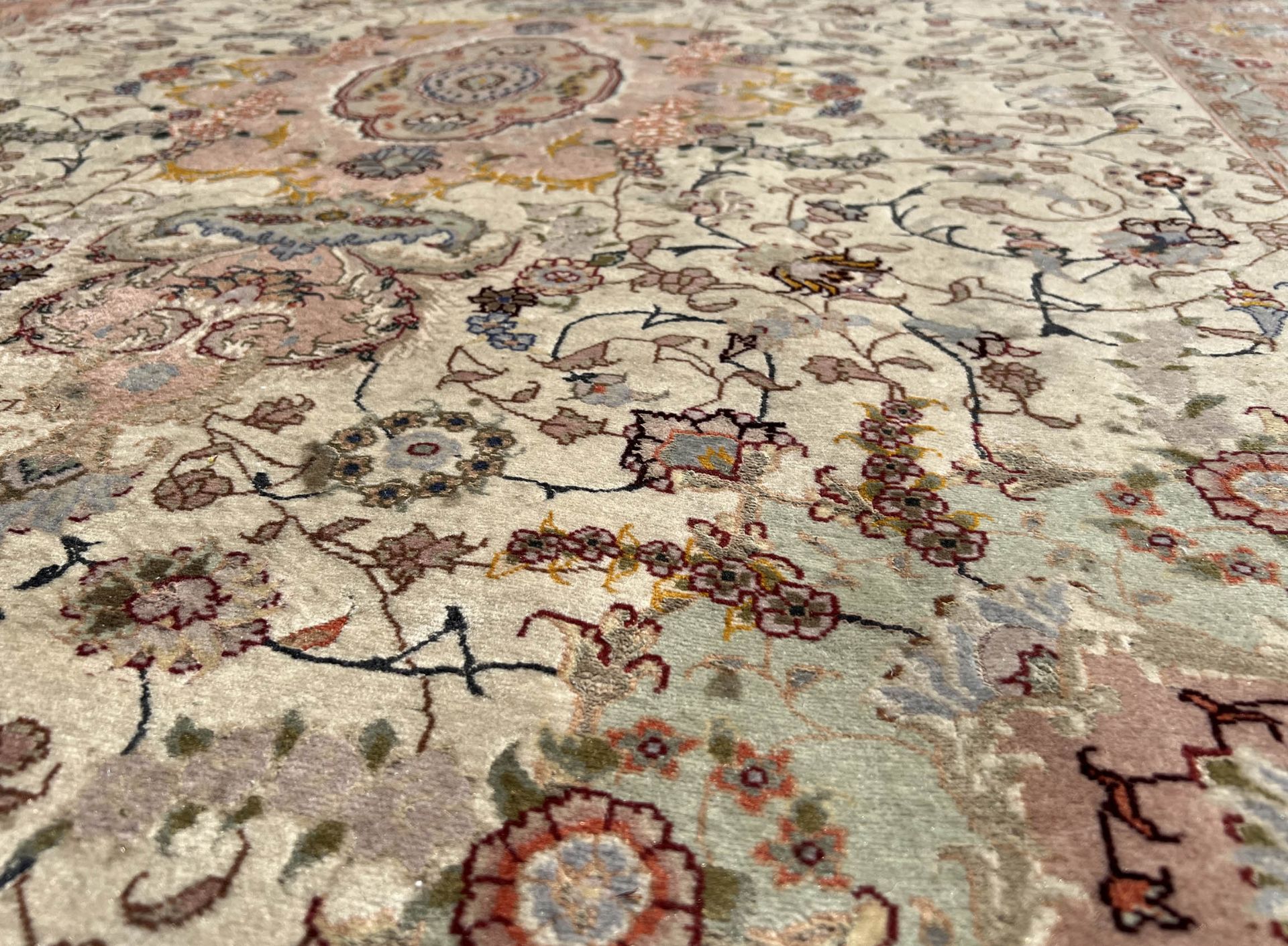 Tabriz oriental carpet. Cork wool decorated with silk. - Image 8 of 10