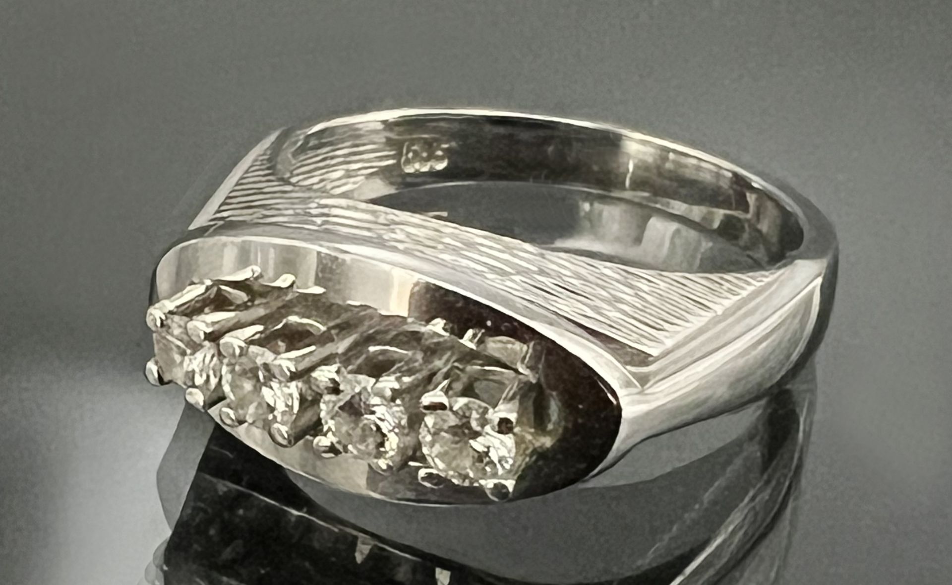 Ladies ring 585 white gold with four small brilliants.