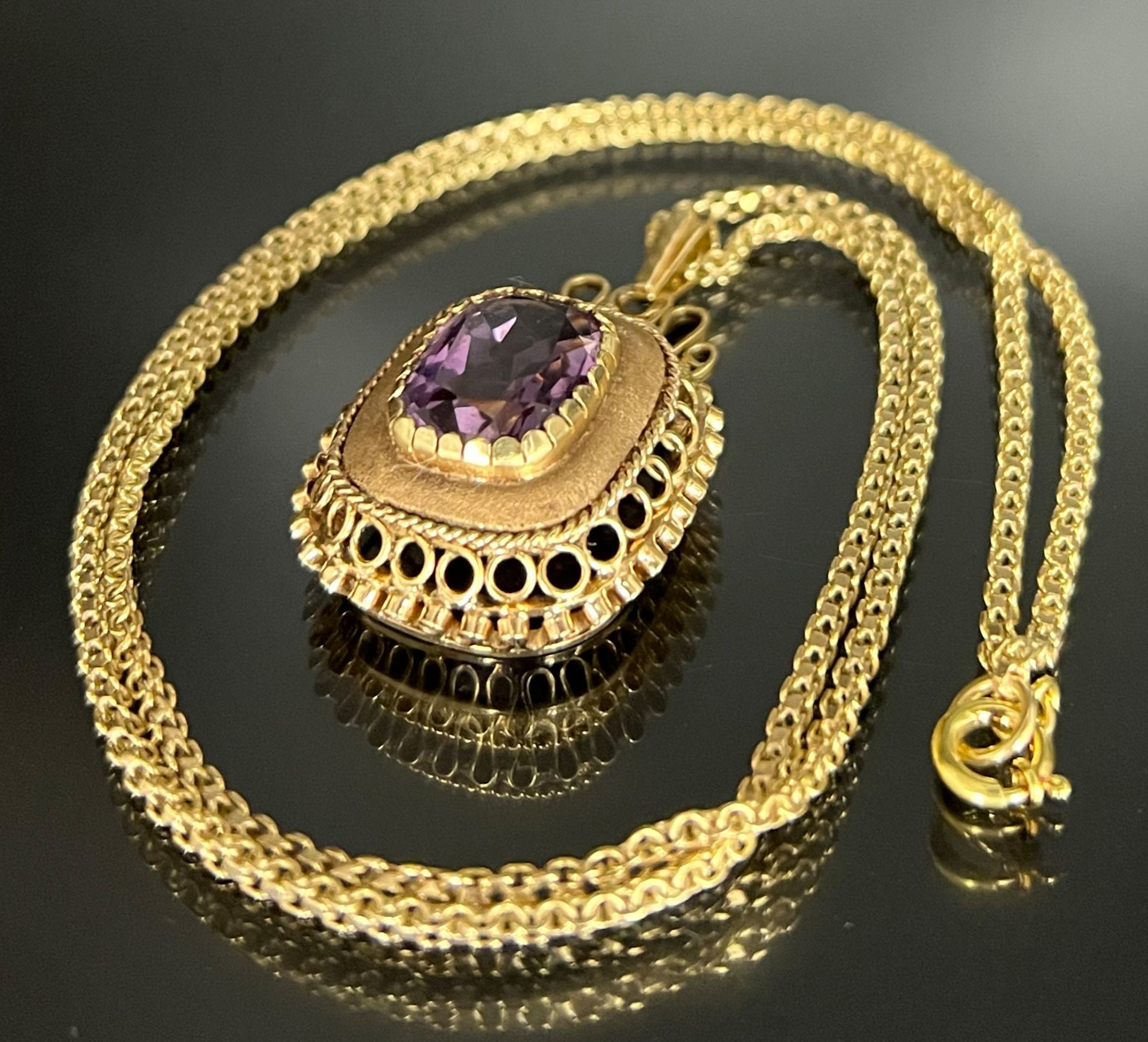 Halskette mit Anhänger in 585 Gelbgold. Wohl Amethyst.