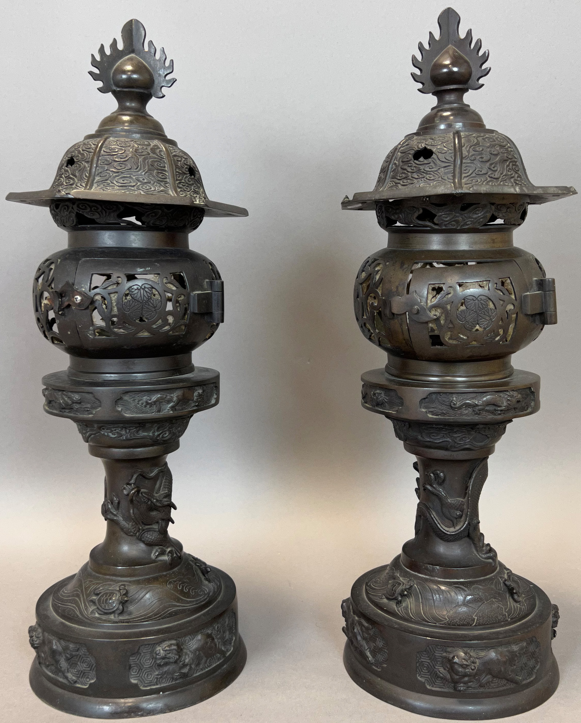 Pair of large bronze lanterns. Japan. Edo period. 19th century.