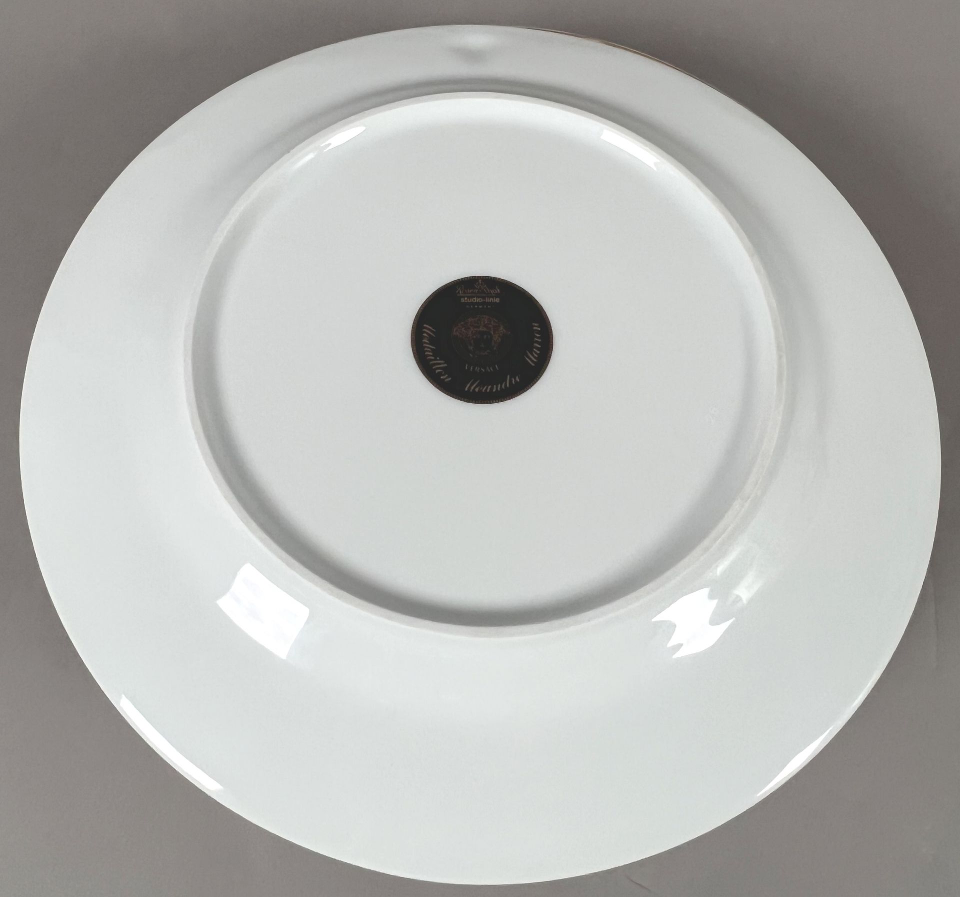 VERSACE by ROSENTHAL studio-line. "Medaillon Meandre Marron". Sechs Platzteller. - Bild 4 aus 5