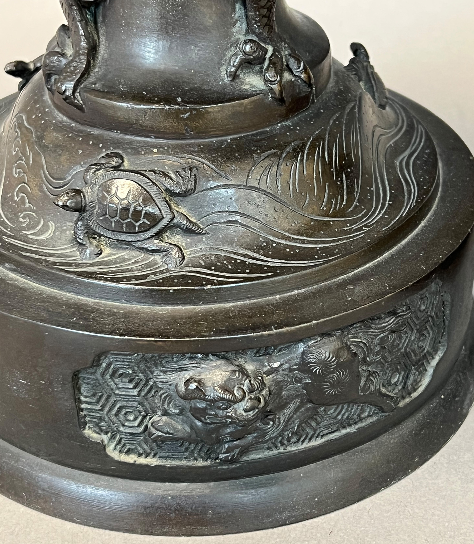 Pair of large bronze lanterns. Japan. Edo period. 19th century. - Image 10 of 11