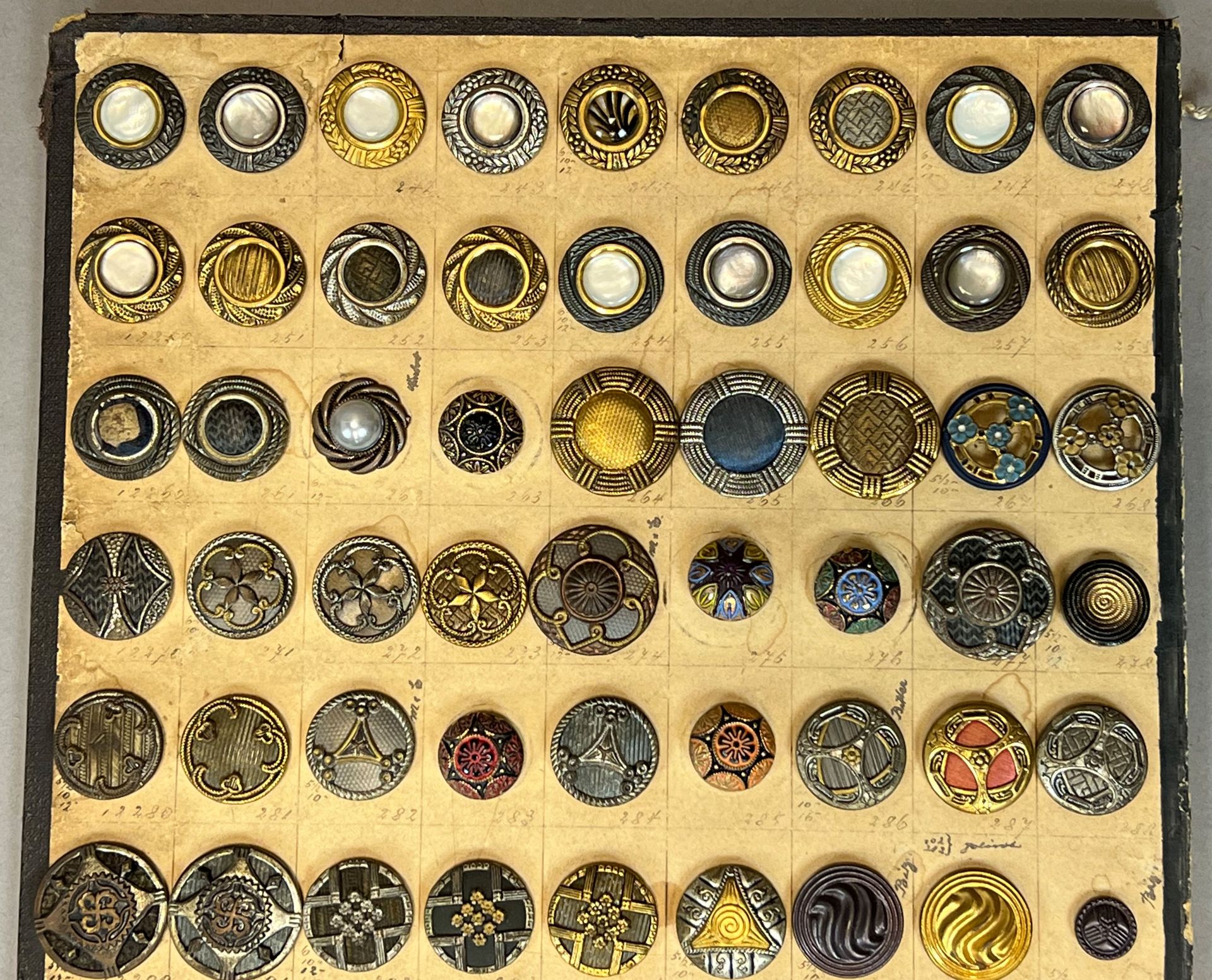 Set of 90 buttons and 91 belt buckles. 19th / early 20th century. - Image 8 of 19