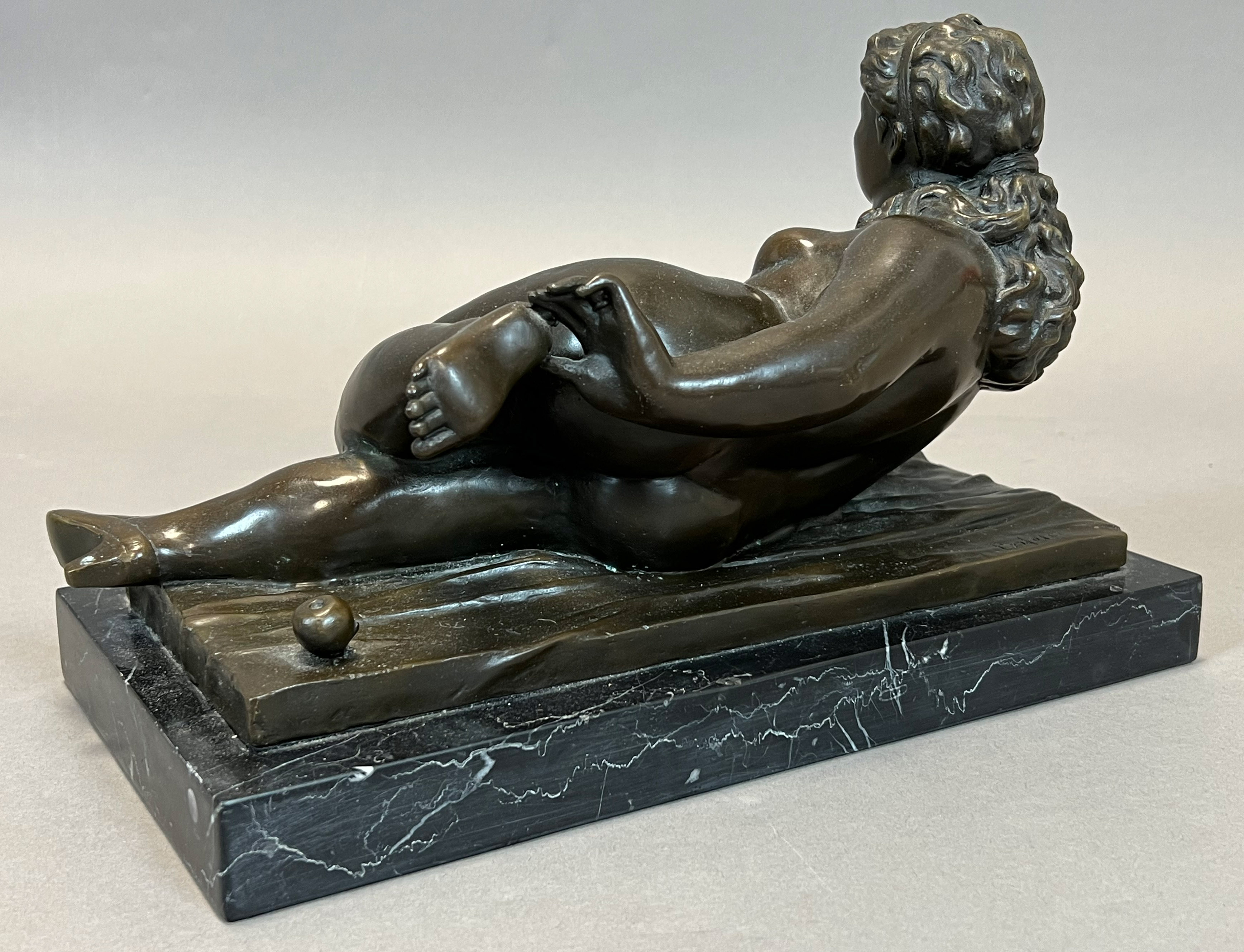 Nach Fernando BOTERO (1932). Reclining Woman. Bronze. - Image 2 of 4