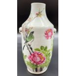 Vase. China. Dekor "Neu Famille Rose". Porzellan um 1920.