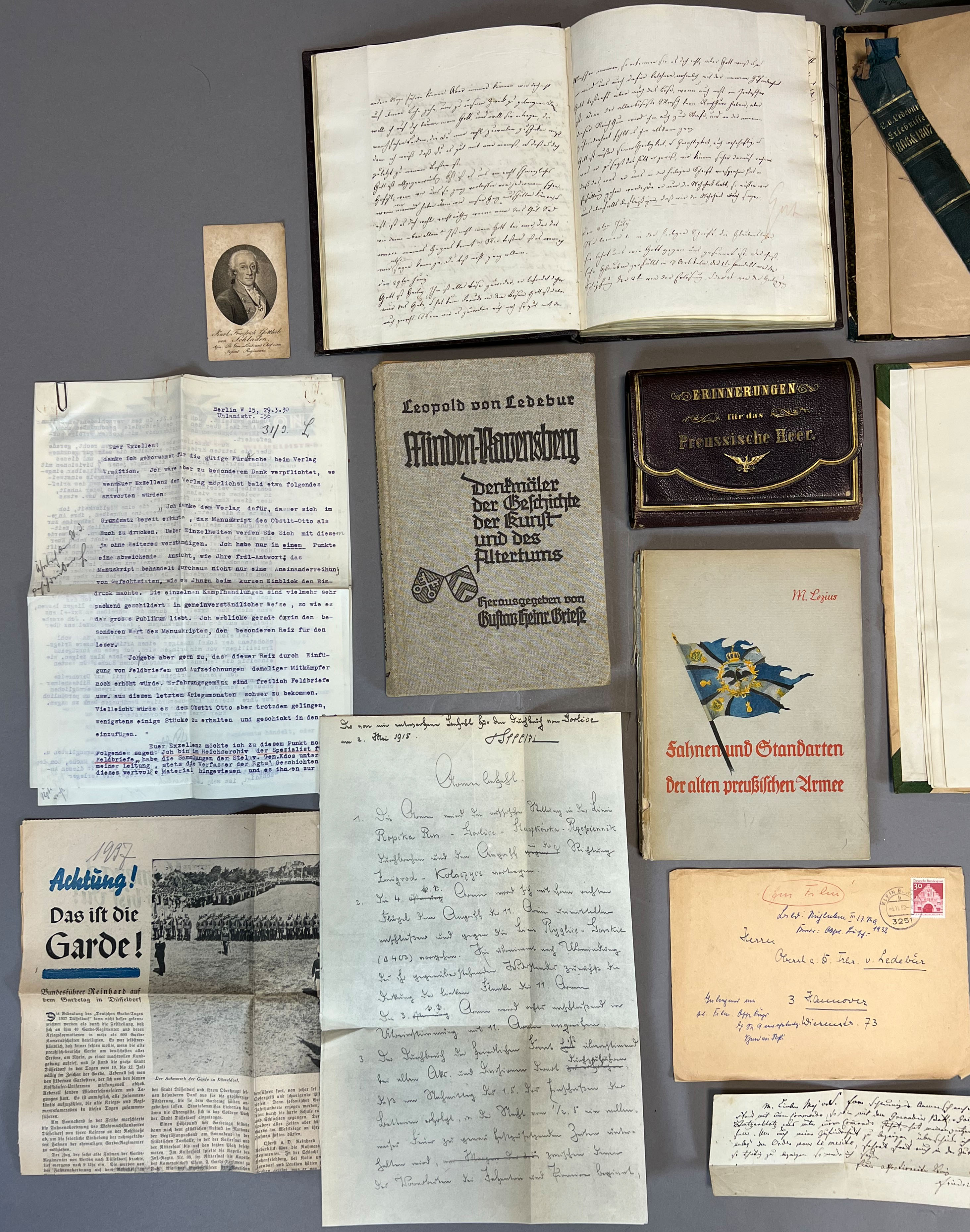 Konvolut von Militär-Büchern und Briefen. Besitz der Familie Ledebur. Meist handsigniert. - Image 2 of 16