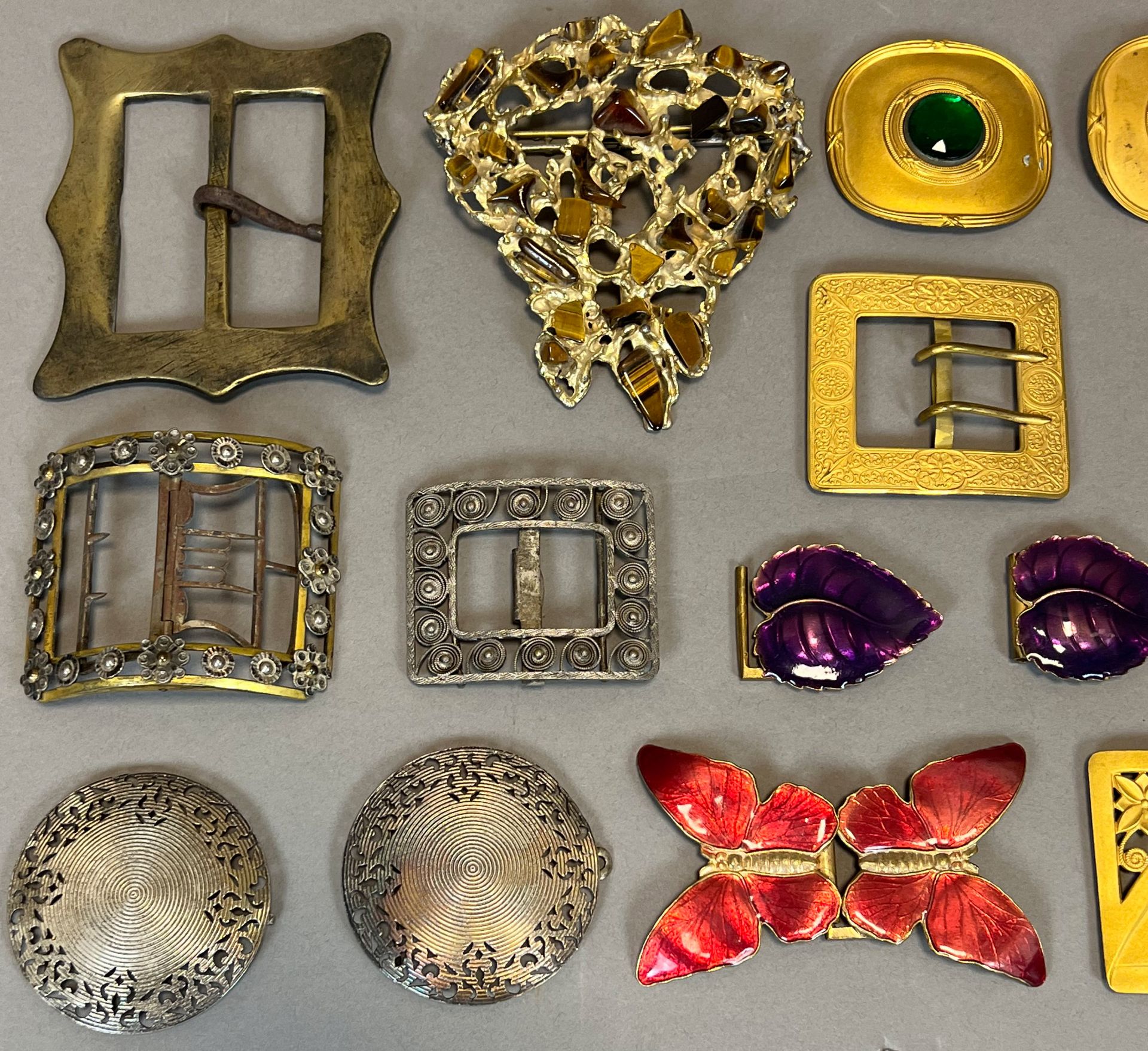 Set of 90 buttons and 91 belt buckles. 19th / early 20th century. - Image 17 of 19