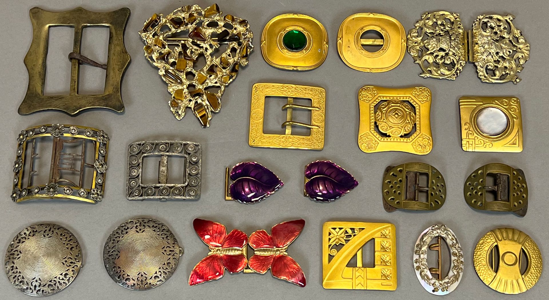 Set of 90 buttons and 91 belt buckles. 19th / early 20th century. - Image 16 of 19