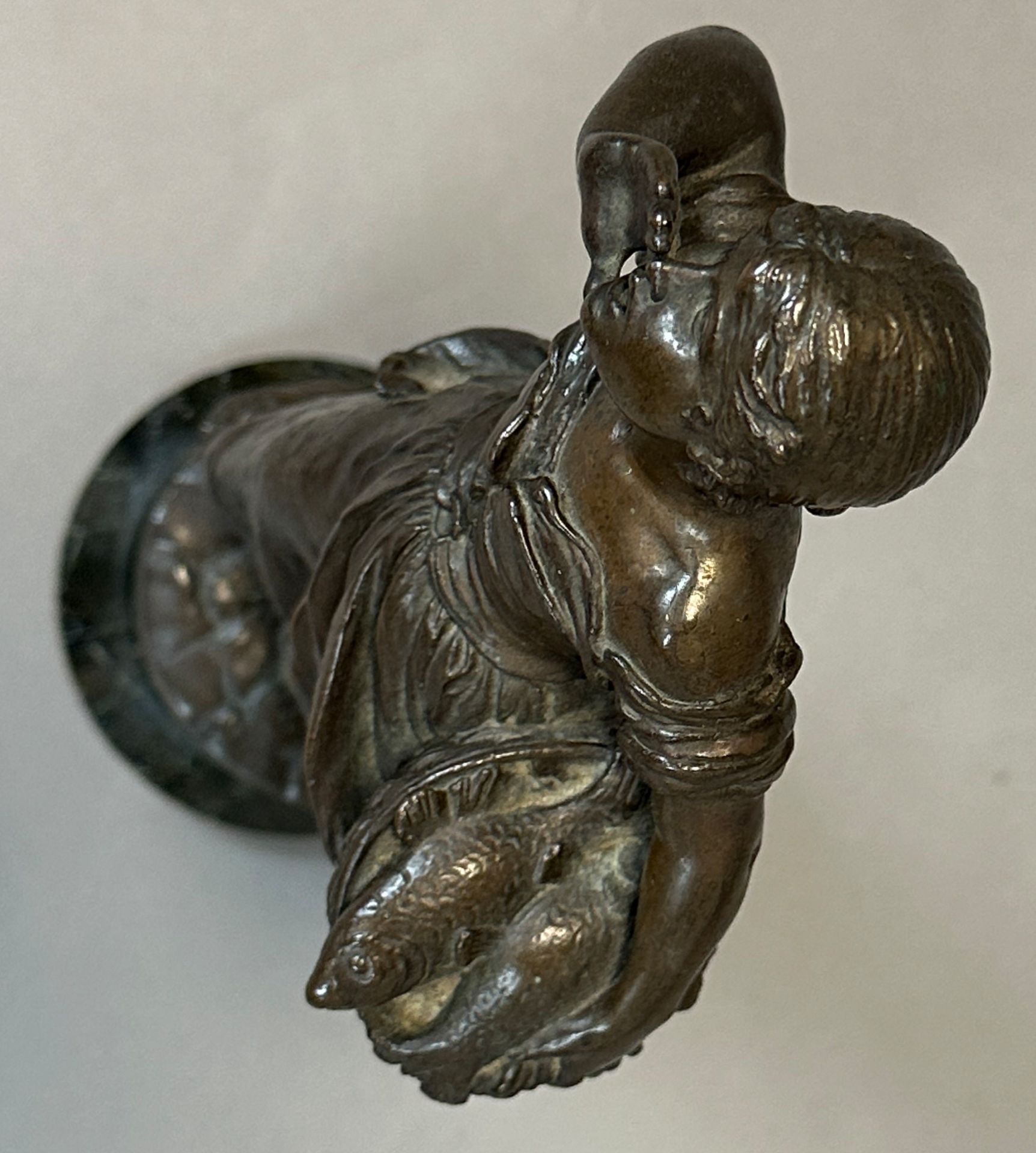 Alois MAYER (1855 - 1939). Bronze. Mädchen mit Fischkorb. - Bild 6 aus 12